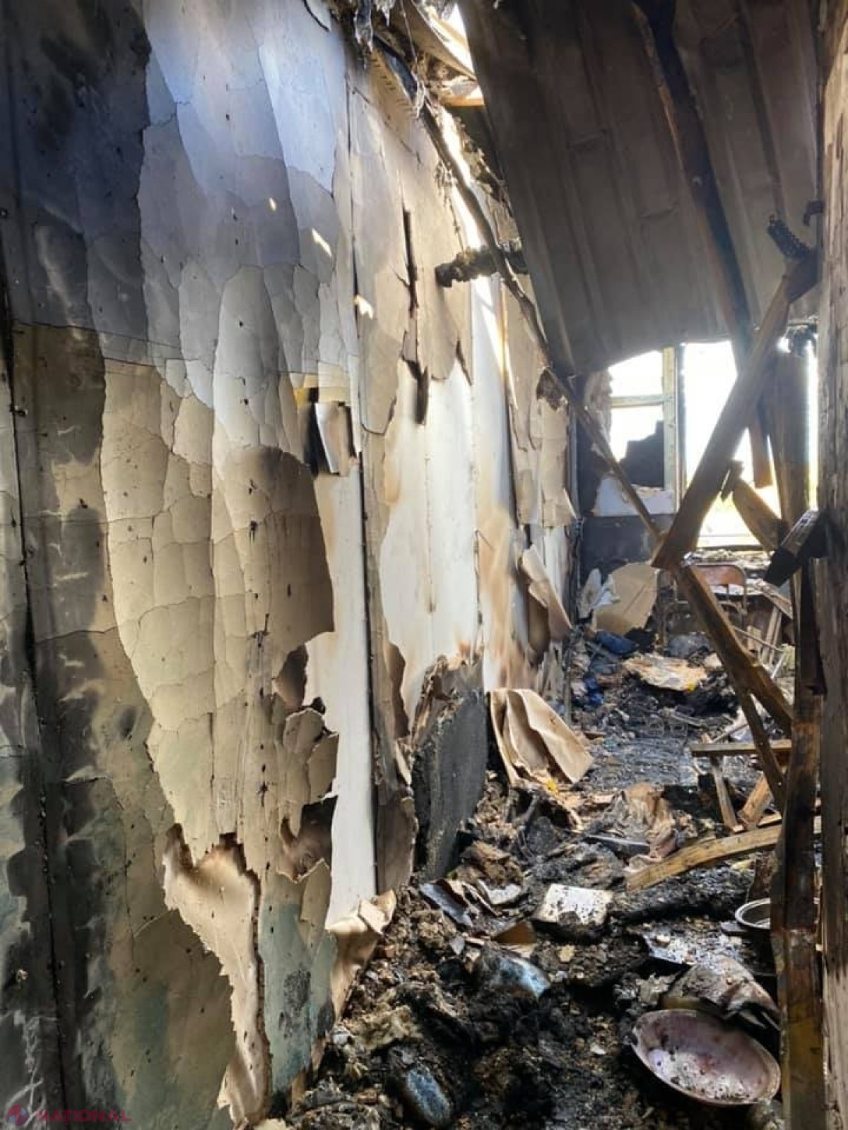 FOTO // 20 de familii au rămas fără locuințe în prag de iarnă în urma incendiului de la Buiucani: De la ce ar fi izbucnit focul ce a făcut scrum o întreagă mansardă