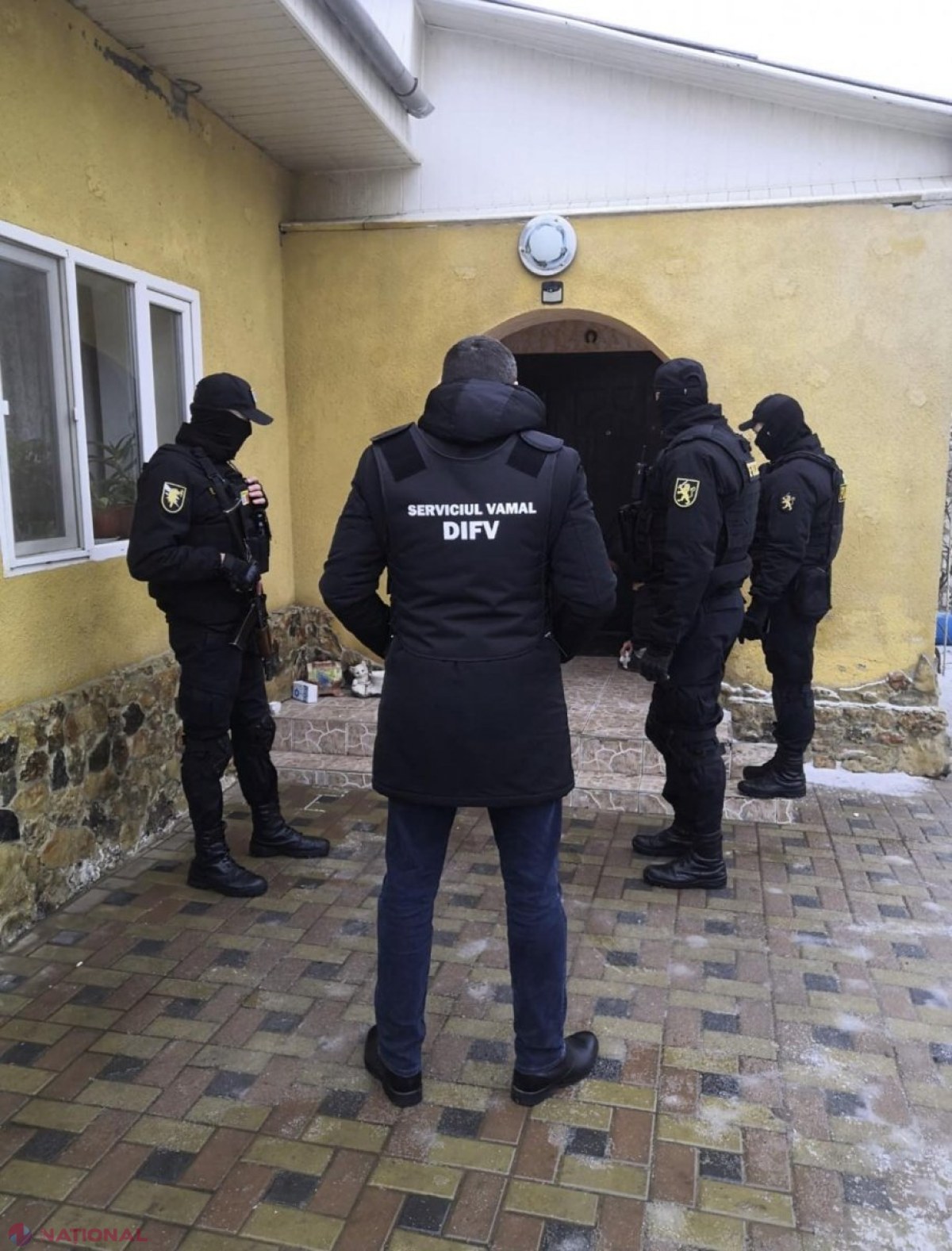 FOTO, VIDEO // O grupare ce aducea în R. Moldova mașini FURATE din Europa și din care făcea parte și un polițist de frontieră, destructurată: Cinci inși reținuți după descoperirea a 13 astfel de autoturisme
