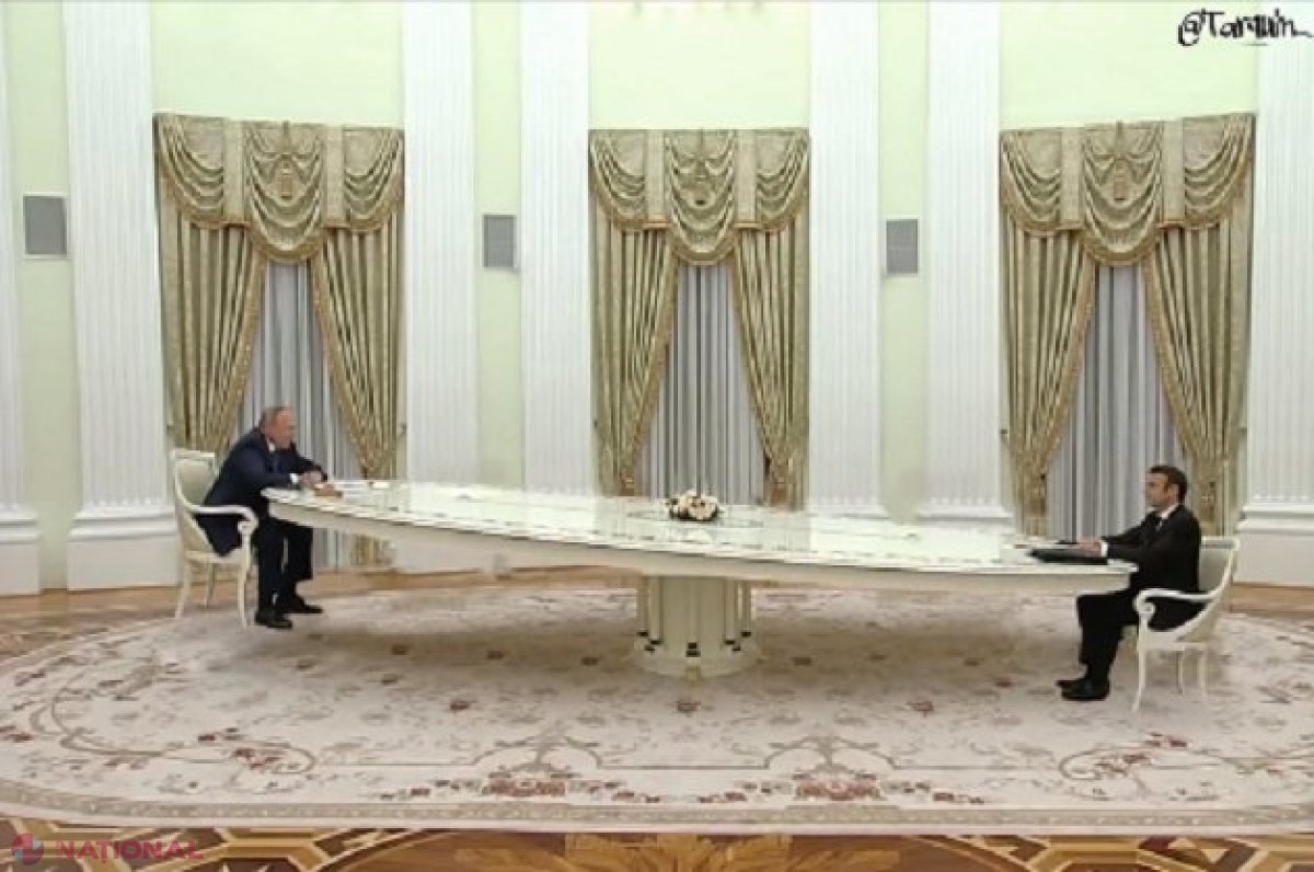 VIDEO // Întâlnirea dintre Putin și Macron a stârnit un val de GLUME pe internet: Meme-urile virale cu cei doi lideri stând la o masă de 6 metri