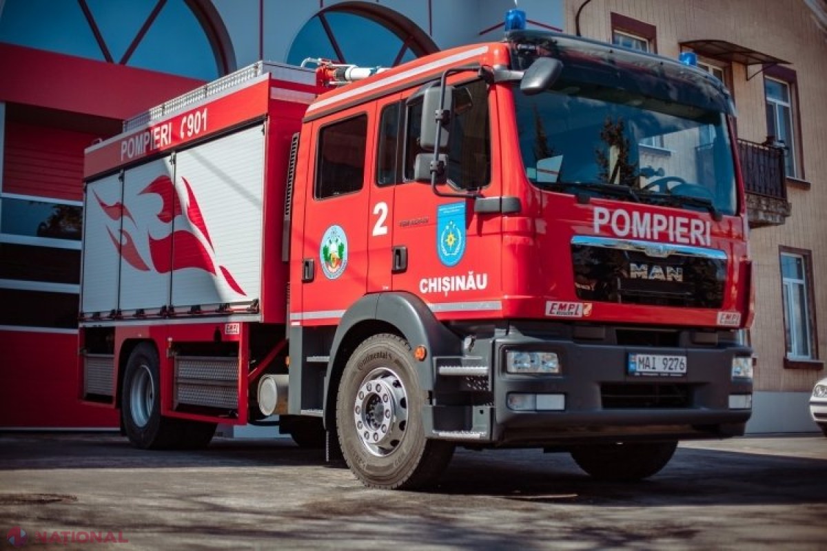 FOTO // FOC în centrul Chișinăului: Arde un bloc aflat în construcție