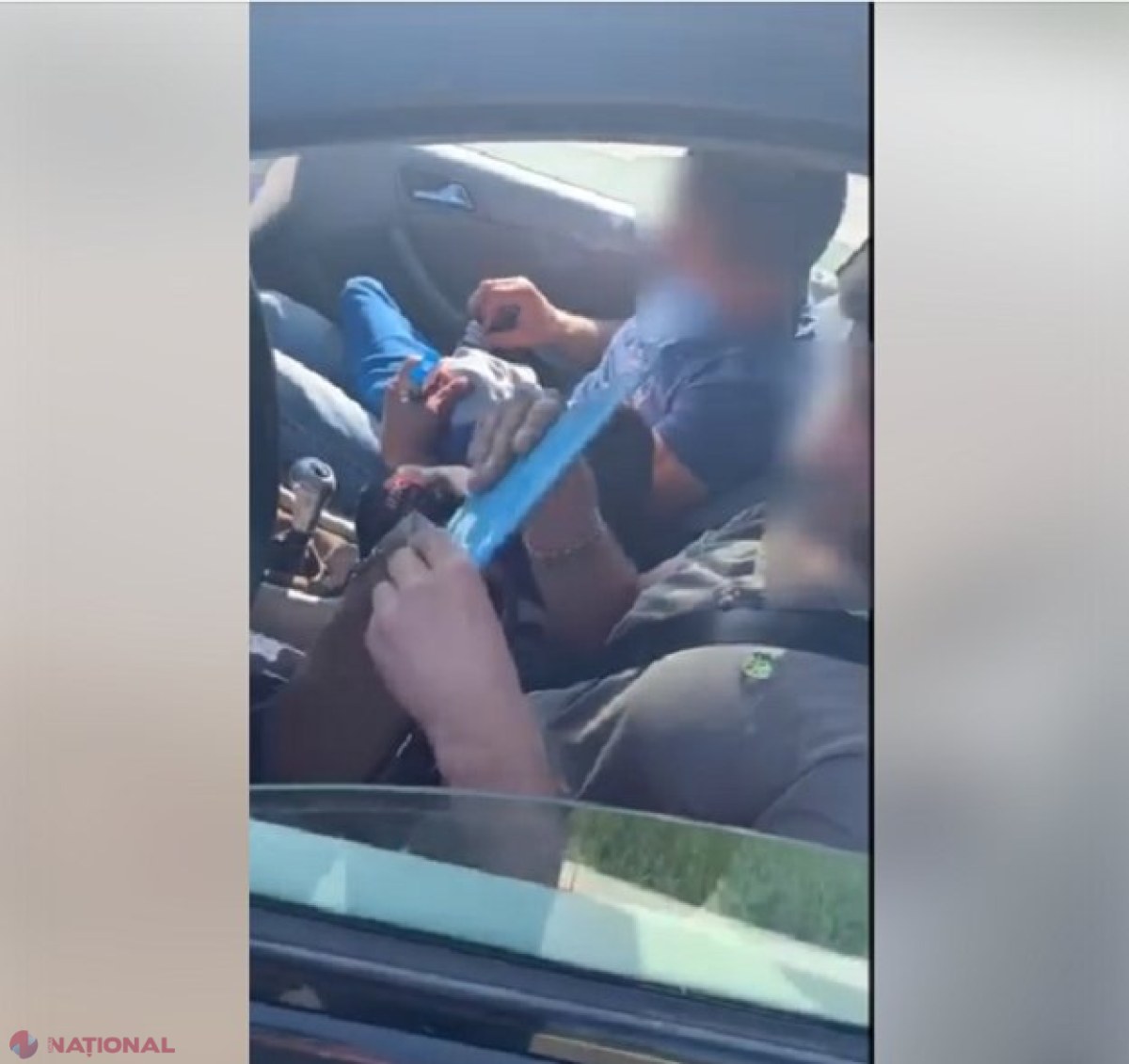 VIDEO // Așa NU: Un tată din Nisporeni, AMENDAT pentru că își transporta copilul pe bancheta din față a mașinii