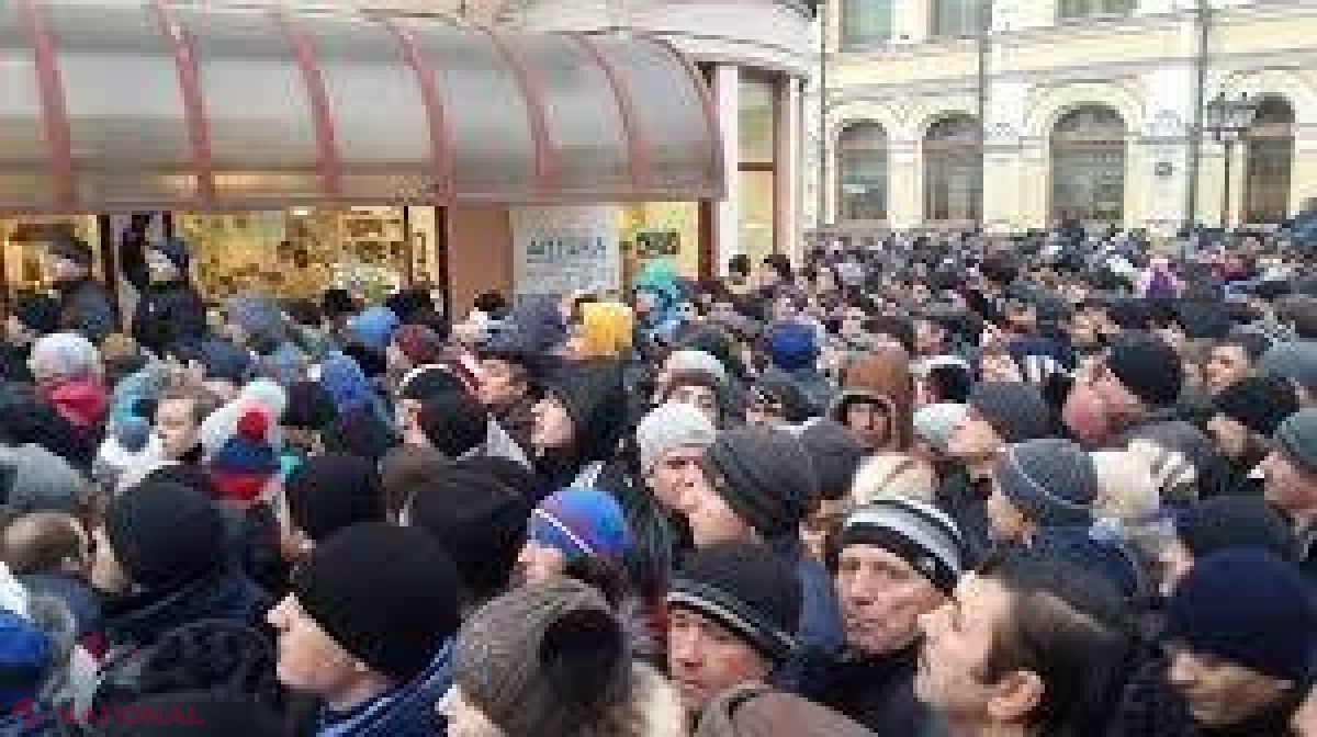 FOTO // Halep a tăiat «coada» de la ambasadă. Reacția oamenilor care așteptau…