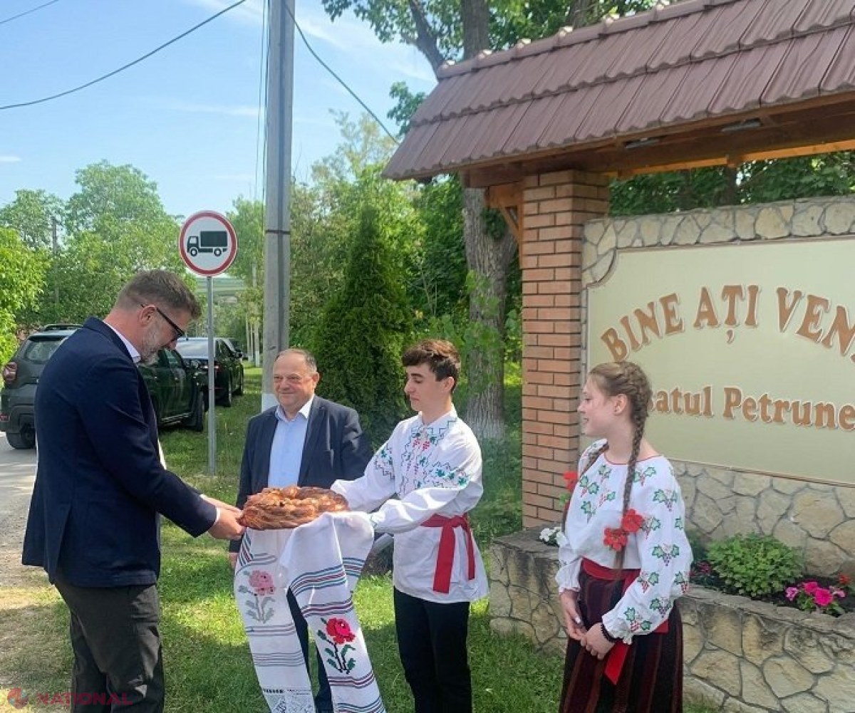 România, investiții de peste 3 milioane de lei la Petrunea: Grădinița și gimnaziul din sat - renovate, iar sistemul de canalizare - construit cu bani românești. Ambasadorul Țurcan: „Sat de oameni gospodari, fondat în timpul domniei Regelui Ferdinand”