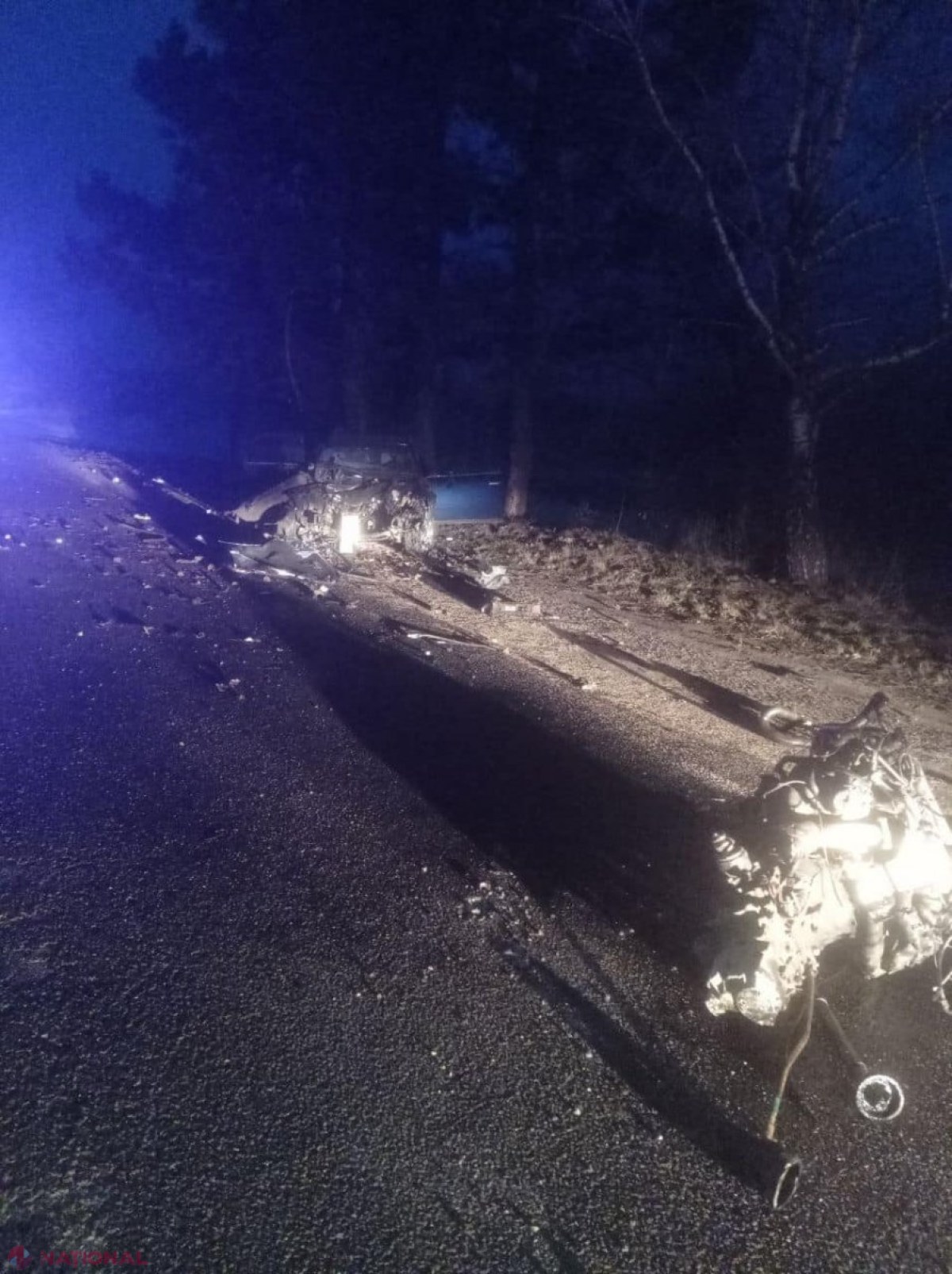 FOTO // Trei bărbați din Briceni, aflați în stare de ebrietate avansată, au scăpat cu viața ca prin minune, după cea automobilul în care se aflau s-a izbit violent într-un copac. Vitezometrul mașinii în momentul impactului s-a oprit la 255 km/h