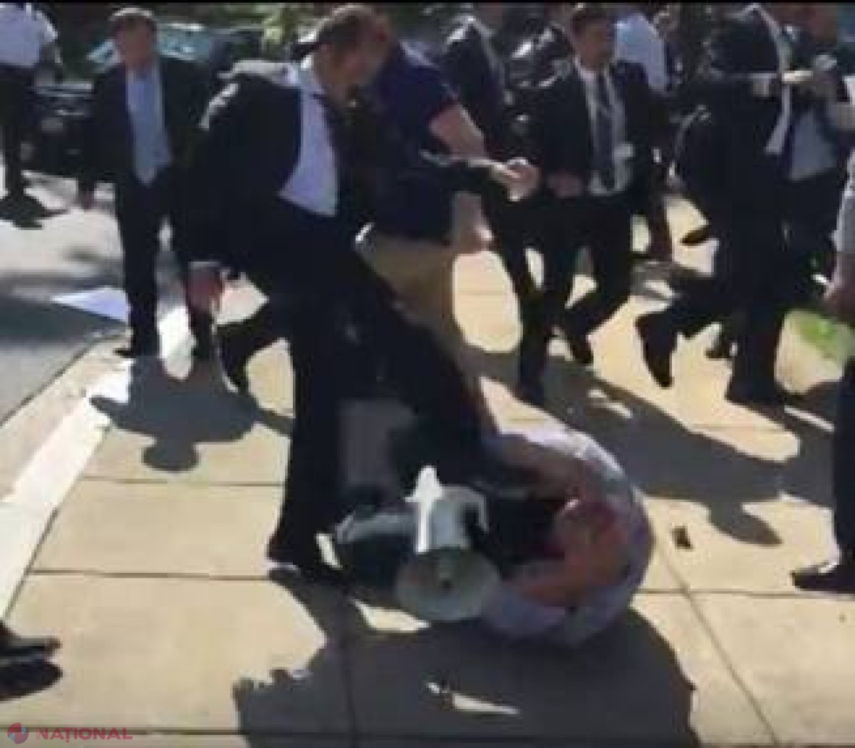 VIDEO // Protestatarii s-au BĂTUT cu gărzile de corp ale președintelui