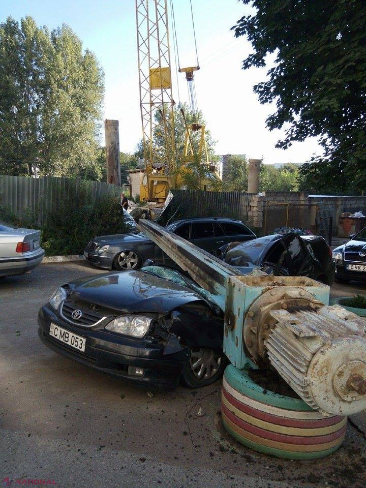 FOTO // La un pas de o TRAGEDIE. Două mașini au fost făcute ZOB în Chișinău