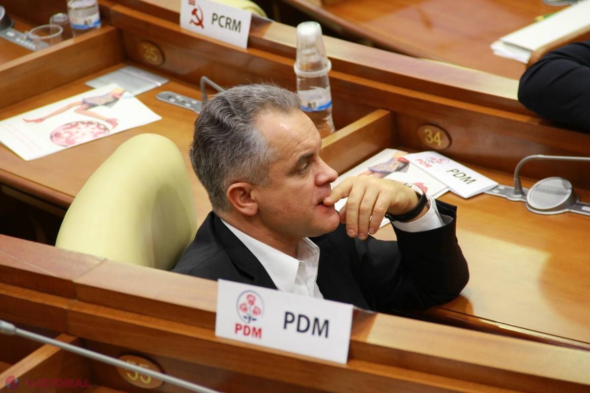 CURIOS // Cum este prezentat Plahotniuc pe pagina asociației care l-a adus pe Barroso la Chișinău 