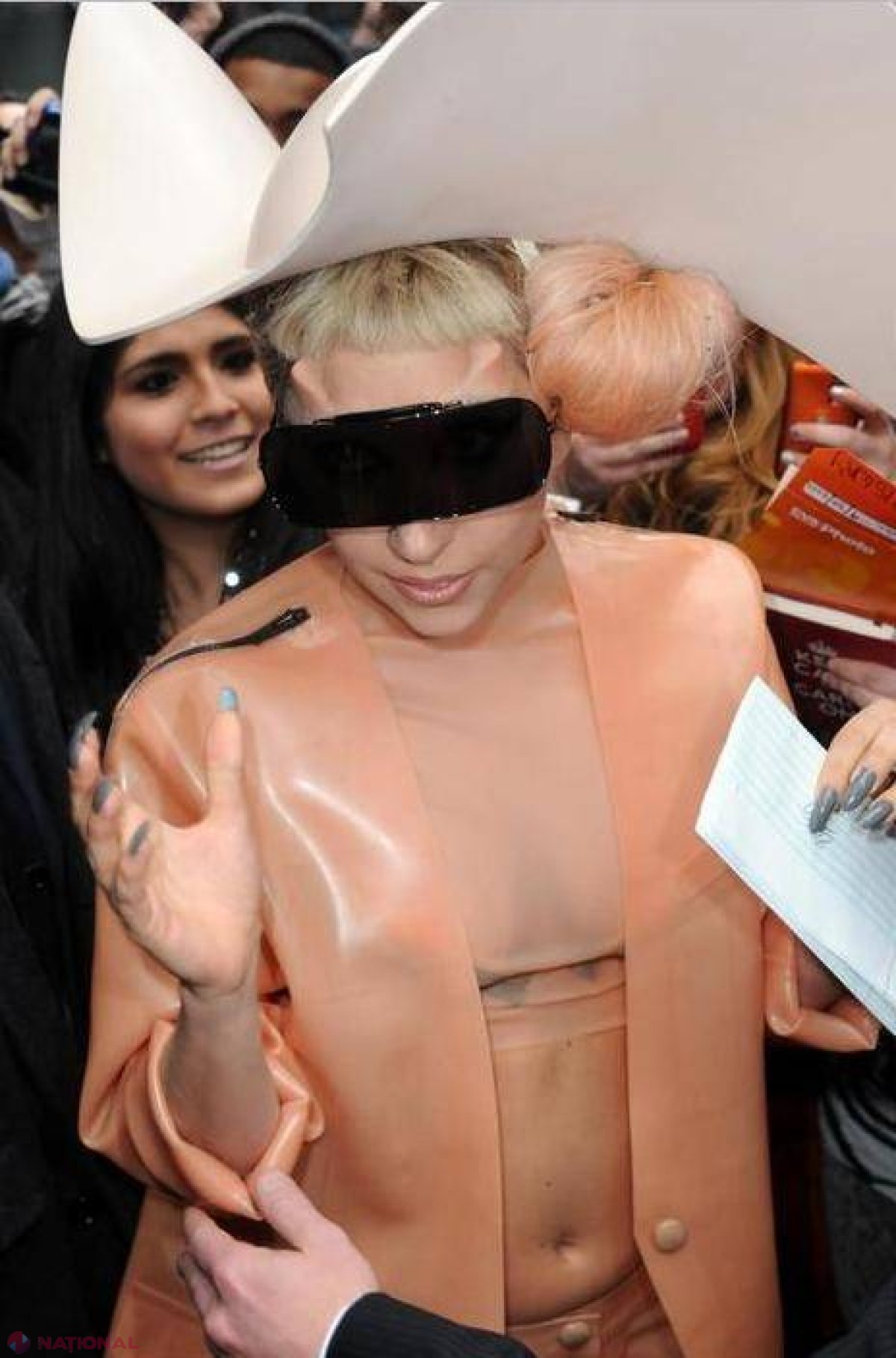 Lady Gaga s-a îmbrăcat într-un prezervativ cât ea de mare / FOTO