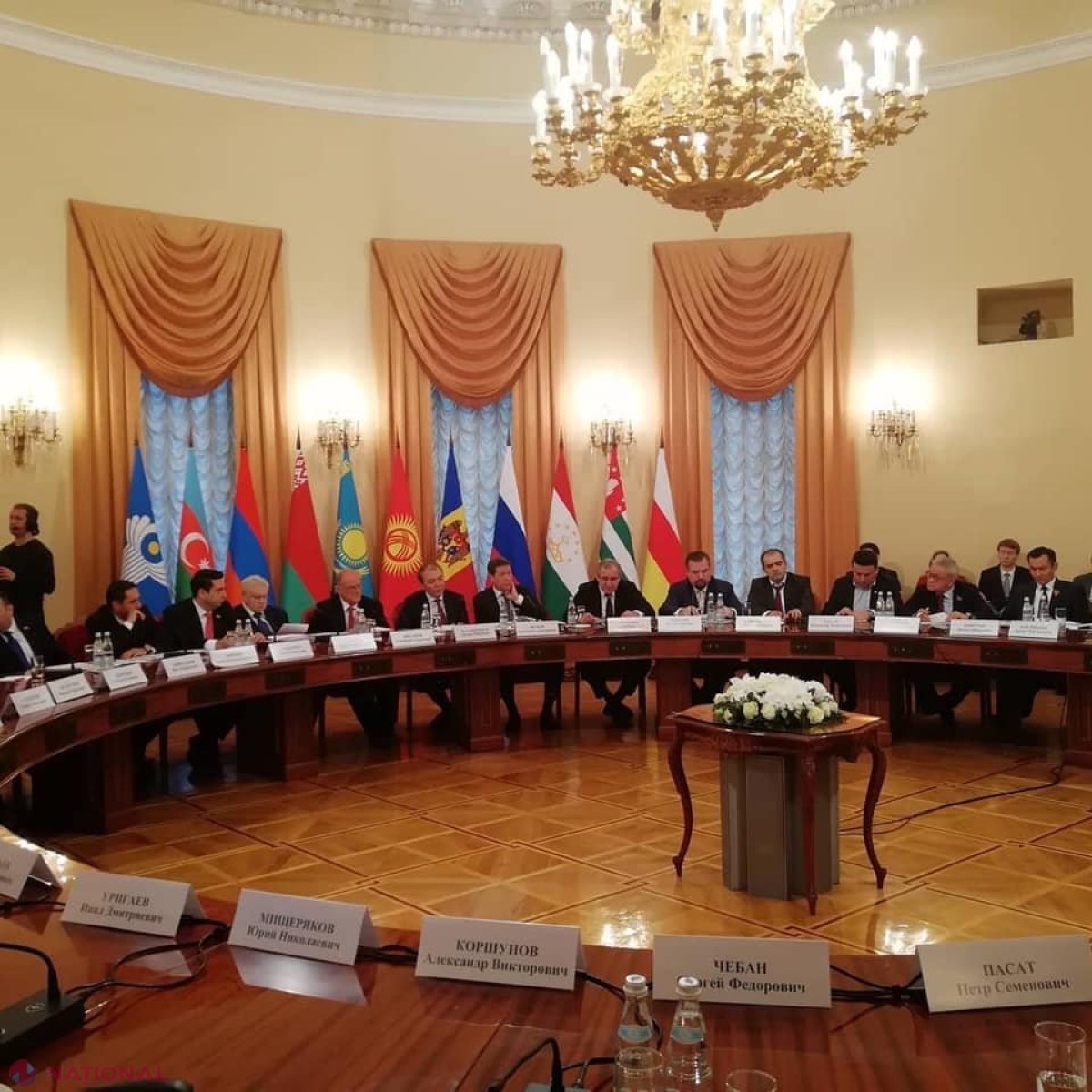 FOTO, SCANDALOS // Steagul R. Moldova, alături de cel al separatiștilor din Abhazia, la un eveniment de la Moscova, în prezența a doi deputați socialiști de la Chișinău