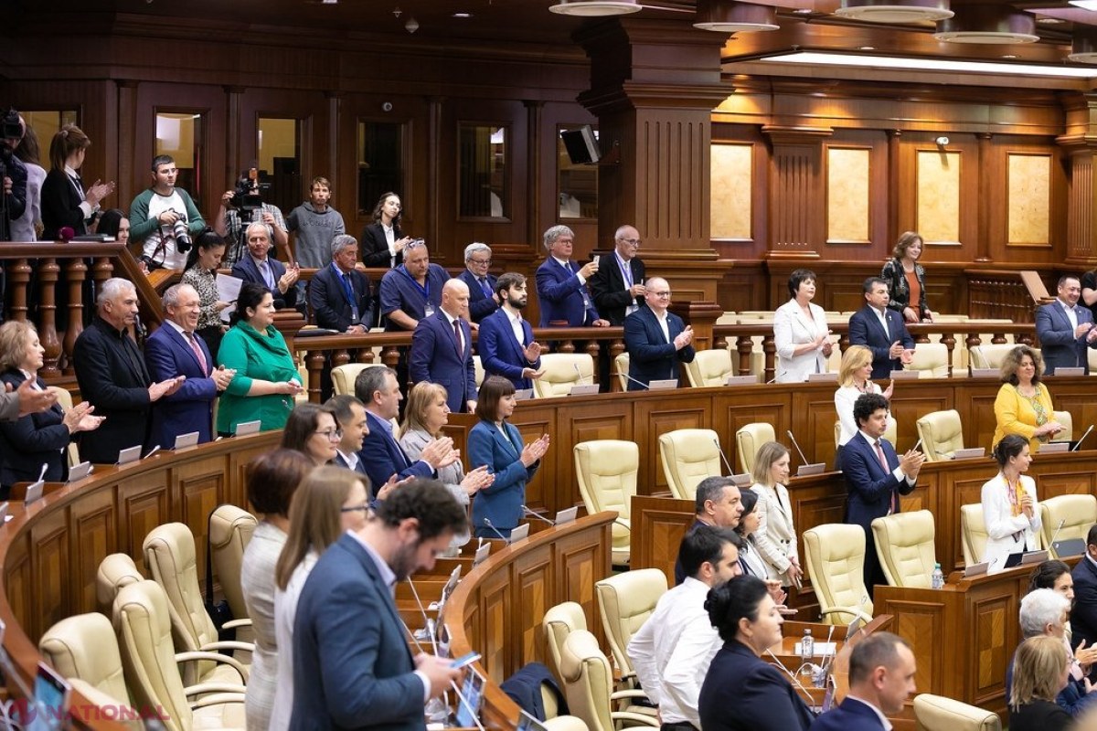 Inițiativa care prevede achitarea unei indemnizații lunare de 1 000 de lei pentru toți copiii din R. Moldova până la vârsta de doi ani, primul PAS în Parlament: Achitările încep de la 1 octombrie