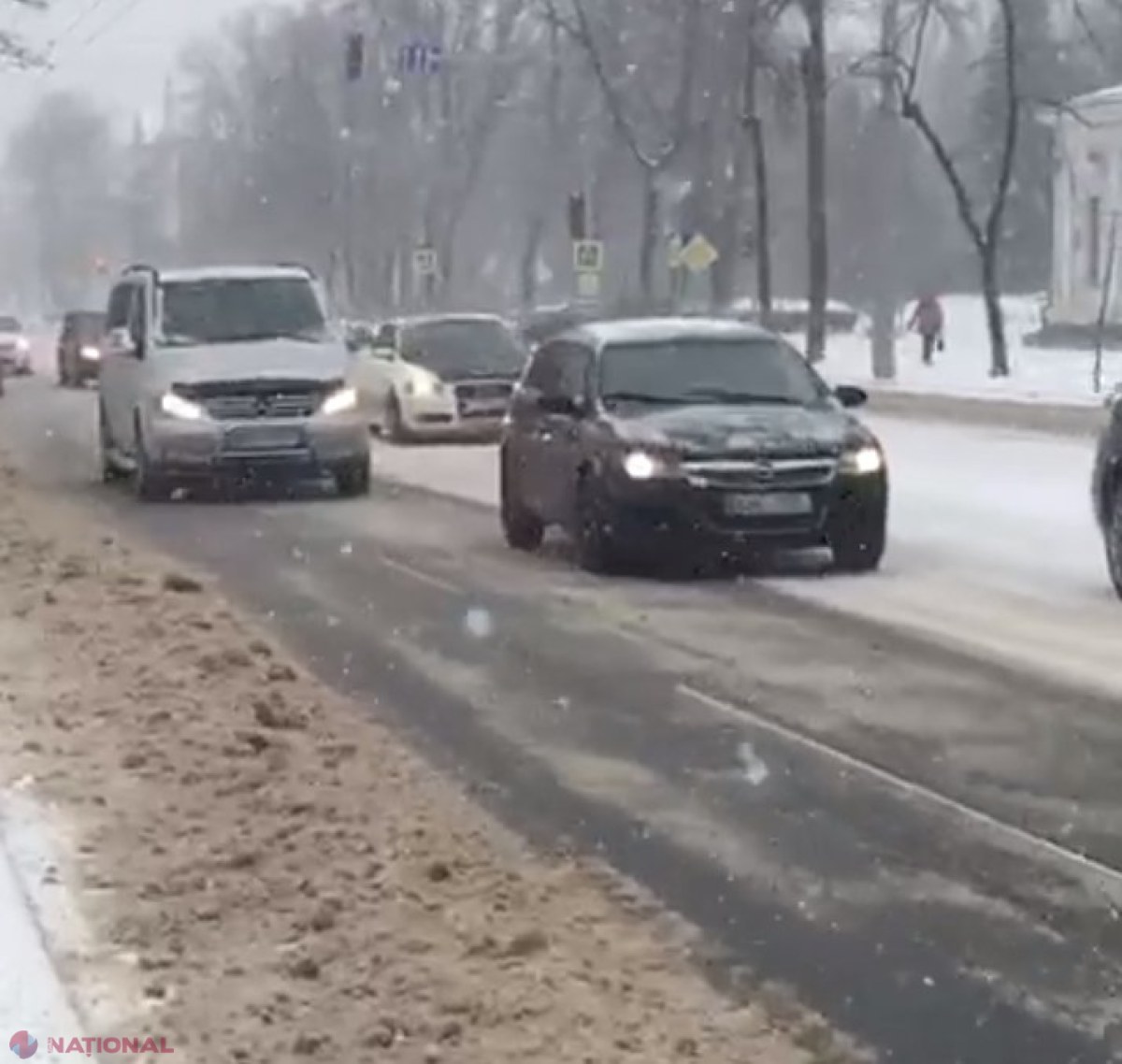 Șoferii care nu și-au echipat automobilele cu cauciucuri de iarnă sunt rugați să nu iasă în trafic: „Îngreunează și lucrările de deszăpezire”