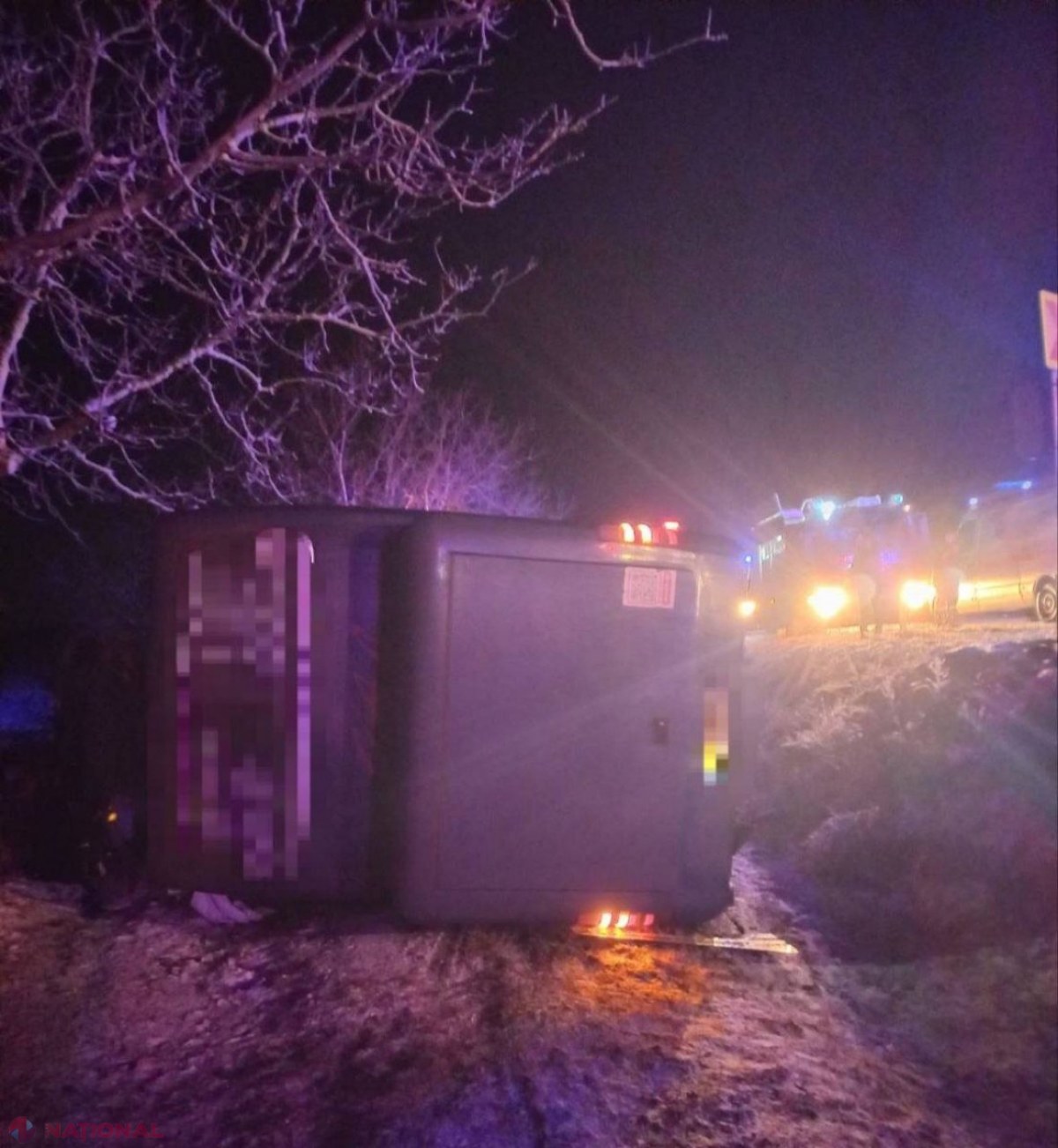 FOTO // Un autocar de pe ruta Kiev - Chișinău, cu 68 de pasageri la bord, s-a răsturnat la Florești: 16 persoane au ajuns la spital