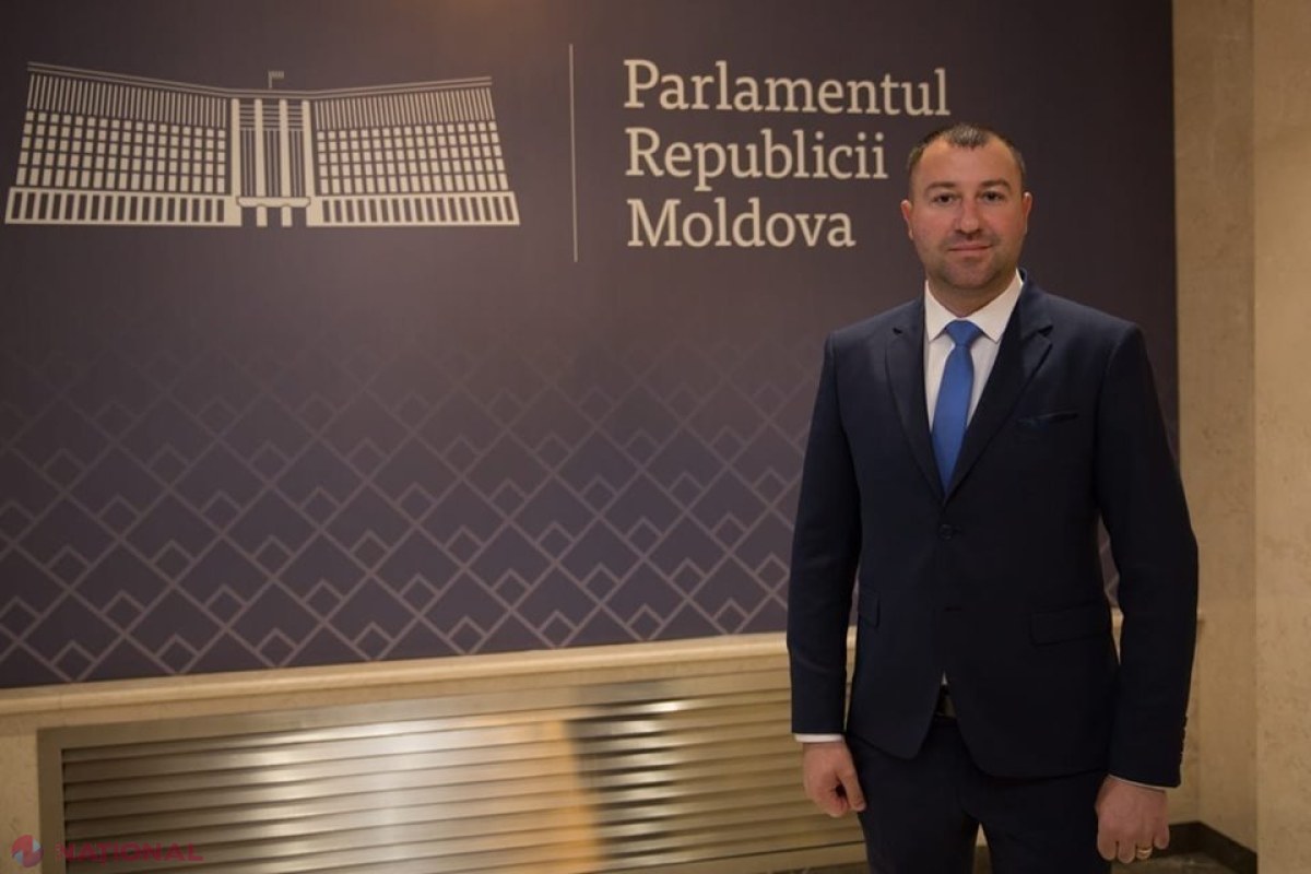 Tresărirea unui deputat al Blocului „ACUM”, după ce Reniță s-a arătat indignat că majoritatea colegilor săi acceptă „limba MOLDOVENEASCĂ”: „Noi prin asemenea lucruri nu facem Unirea, dar dăm puterea la PSRM”
