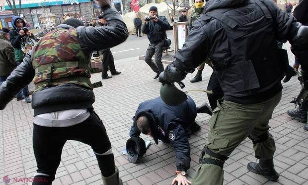 Ucraina // Persoane înarmate au preluat controlul asupra unui comisariat de poliţie din estul ţării 