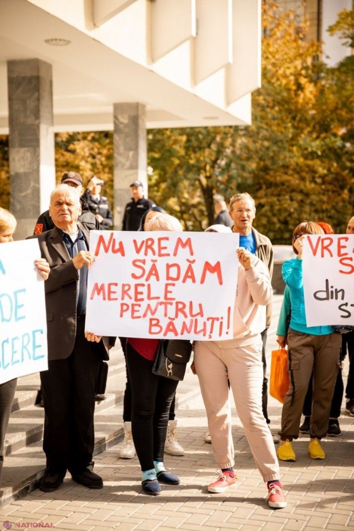 „Fermierilor le-a ajuns cuțitul la os”! Tone de mere, descărcate în fața Ministerului Agriculturii, „în semn de protest față de lipsa pieței de desfacere pentru agricultori
