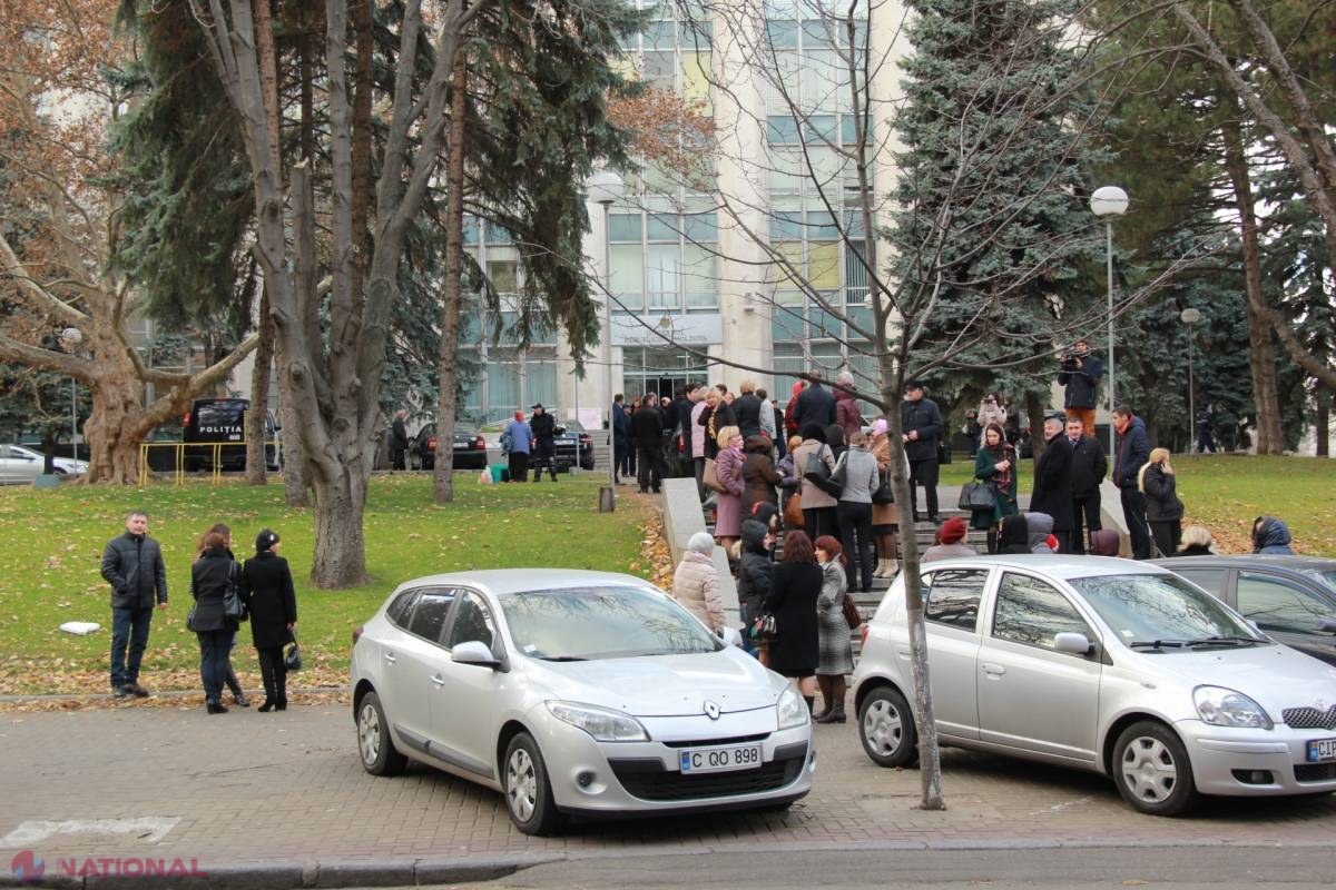 Foto // ALARMĂ cu BOMBĂ la Guvern