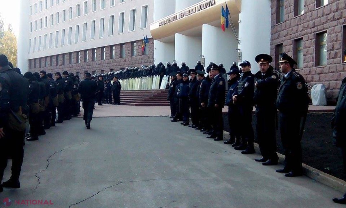 FOTO // SUTE de polițiști cu scuturi și arme, în fața Parlamentului
