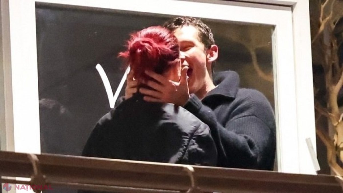 O nouă poveste de dragoste la Hollywood: Cu cine se sărută pasional Dua Lipa pe balconul unui restaurant