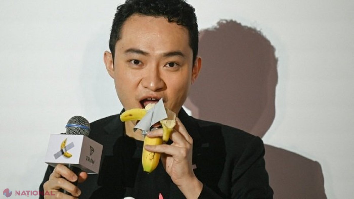 Antreprenorul chinez a mâncat banana lipită de perete, pentru care a plătit peste șase milioane de dolari la licitație. Ce a declarat