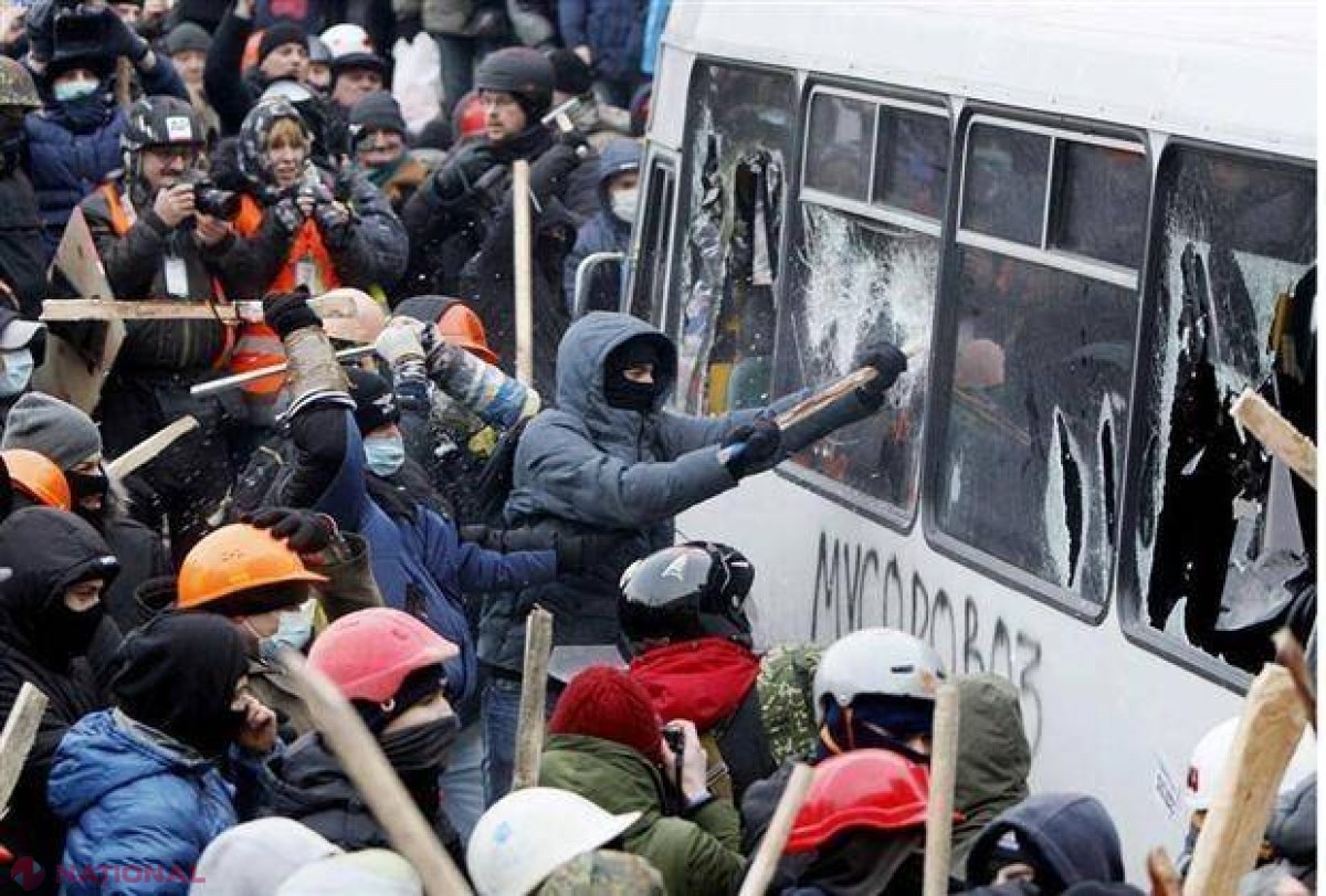 KIEV Ciocniri între protestatari şi forţele de ordine: Autobuz incendiat şi Kliciko - stropit cu spumă