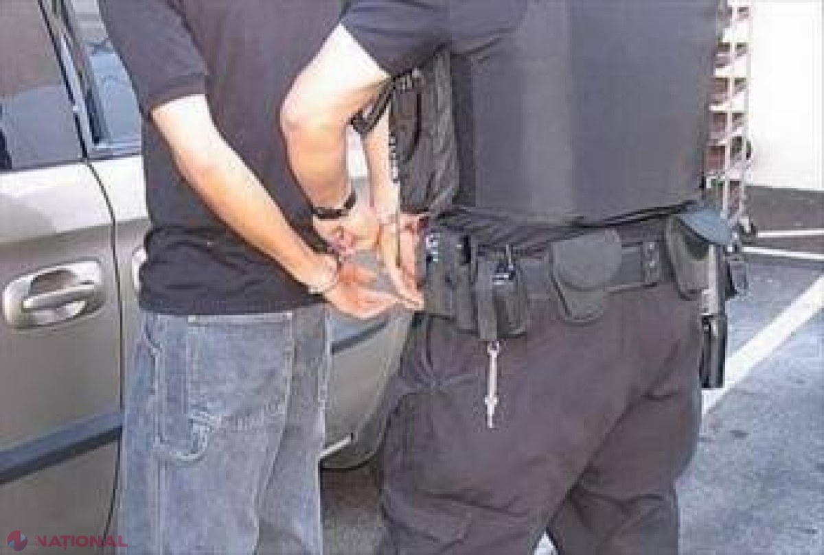 Cu arme și cagule, au dat buzna peste polițiști