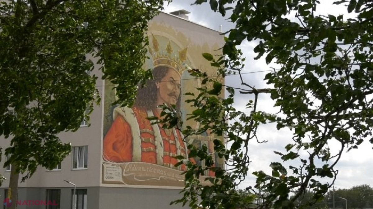 VIDEO // Chipul lui Ștefan cel Mare, pe o clădire de la Căușeni: Pictura murală imensă poartă semnătura pictorului Alexei Luca