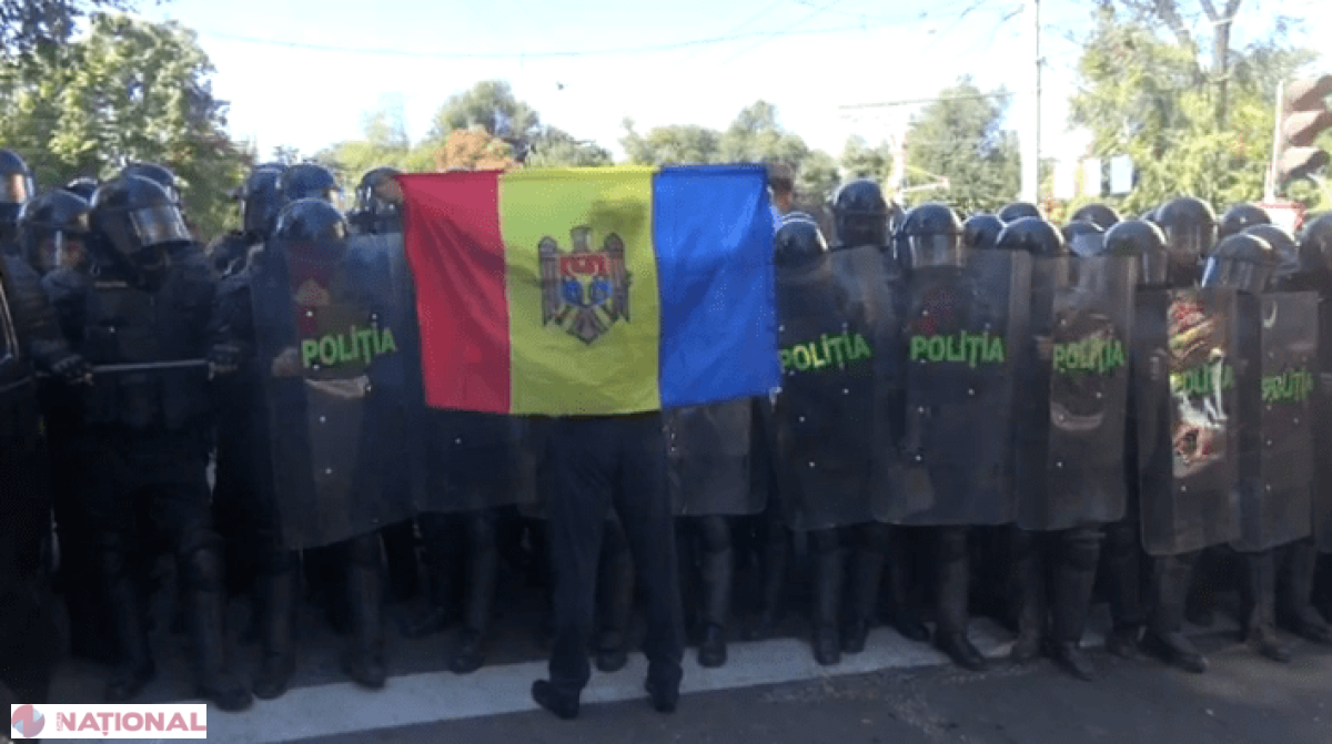 LIVE VIDEO // Pe scena din PMAN: „La mulți ani, Moldova!”; Protestatarii: „Jos Plahotniuc!”