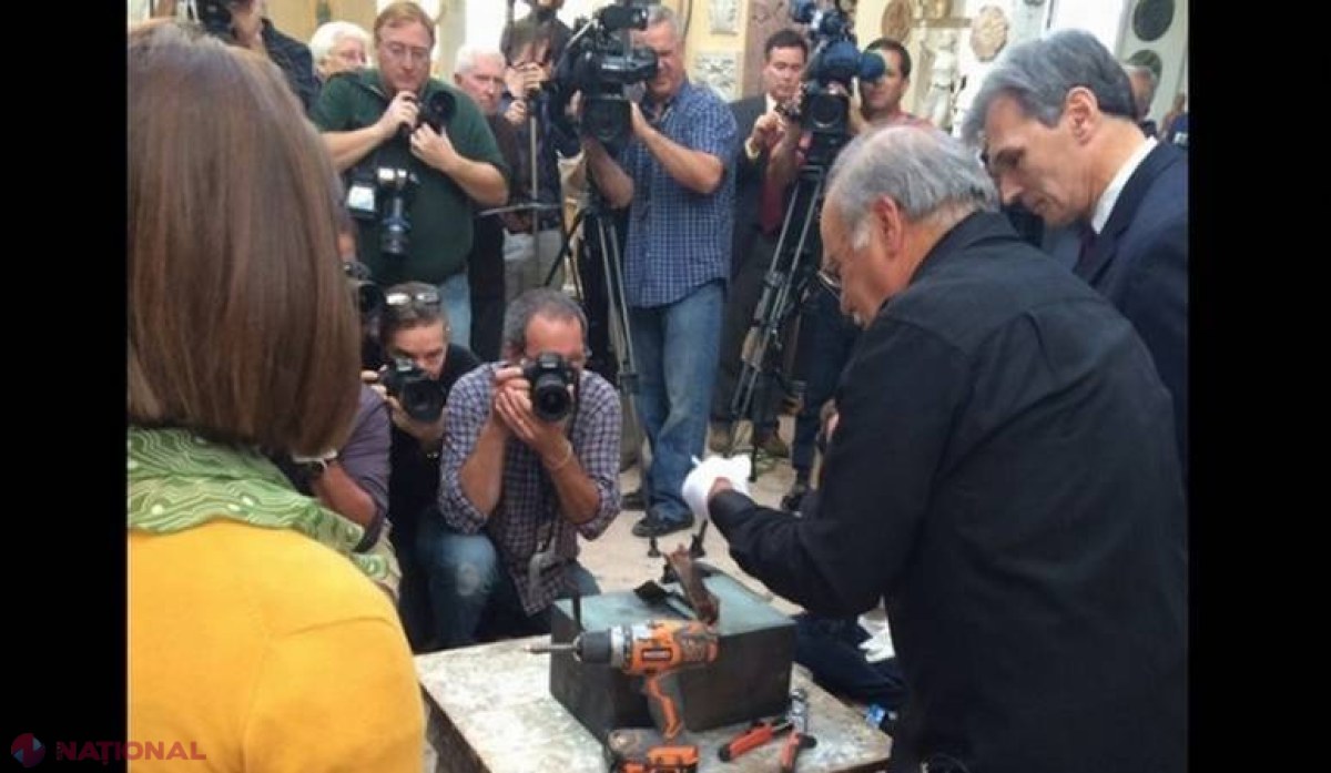 FOTO // O capsulă a timpului, ascunsă acum 113 ani, a fost descoperită. Ce se AFLA în ea