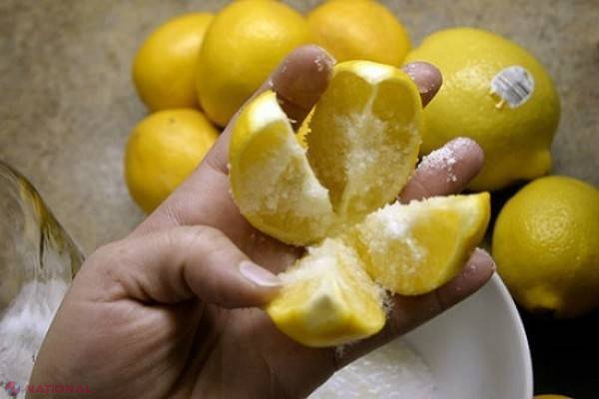 Taie o lămâie şi pune sare pe ea. Trucul acesta îţi va schimba viaţa 