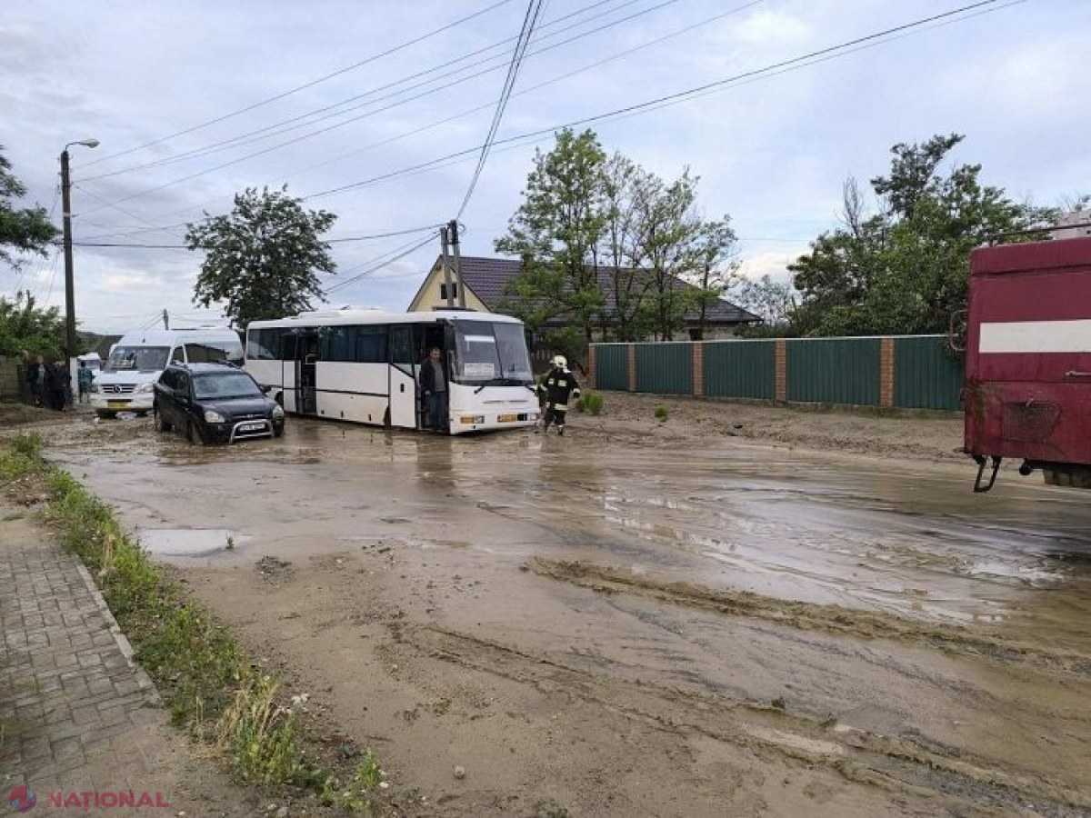  Autocar de pe ruta Chișinău - Giurgiulești, cu pasageri la bord, împotmolit în noroi la Cahul: A fost nevoie de intervenția salvatorilor