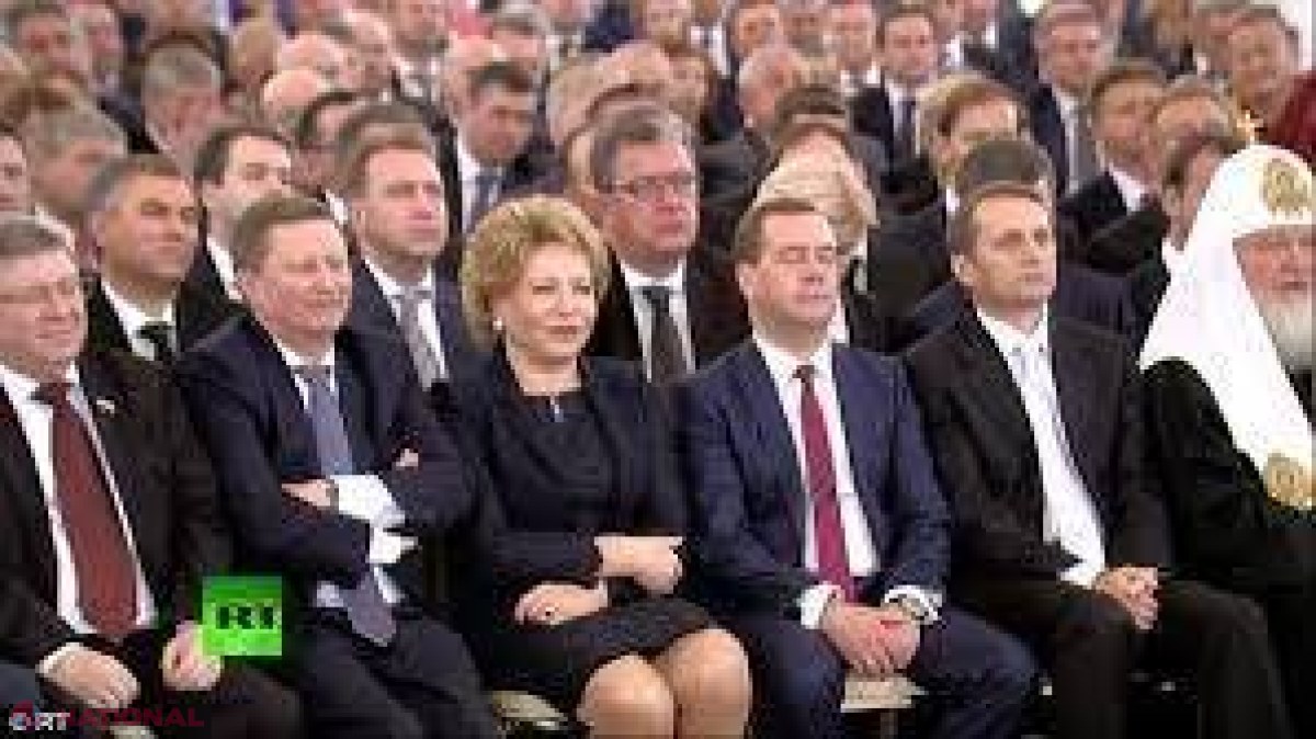 Cum l-a luat somnul pe Medvedev în timpul discursului lui Putin despre starea naţiunii. Imaginea face înconjurul lumii