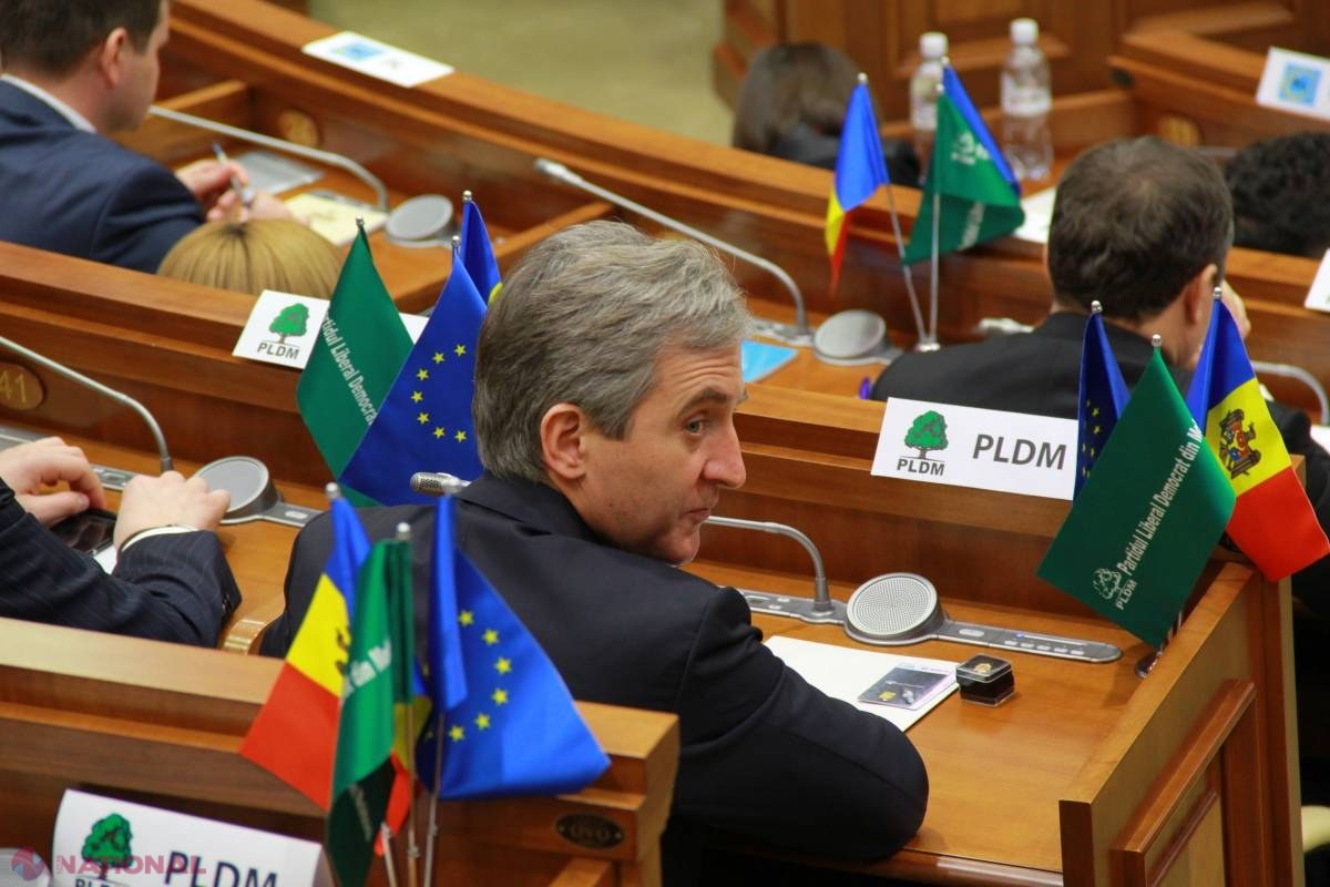 FOTO // Ce scria Leancă pe foaie atunci când Vlad Filat vorbea la tribuna Parlamentului