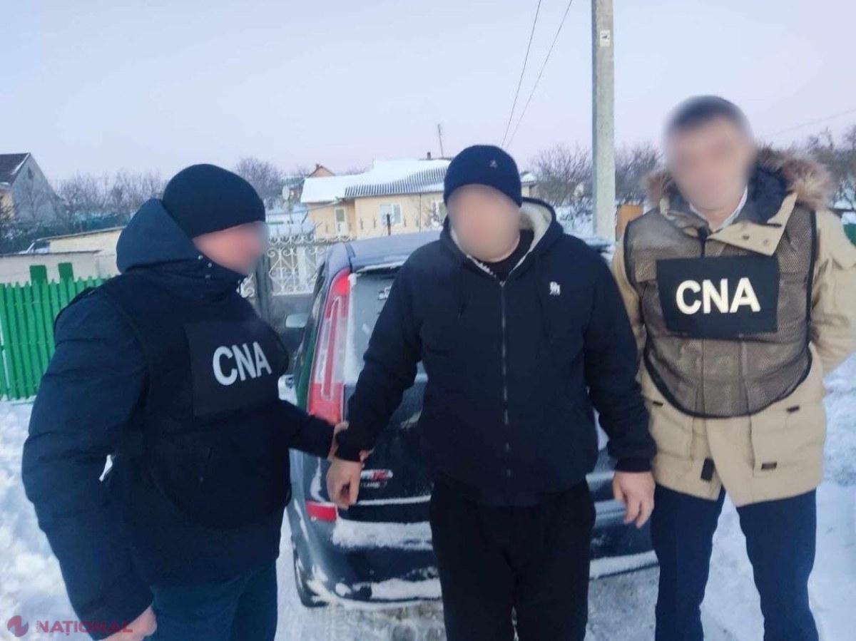 VIDEO // Un fost instructor auto din Hâncești a fost încătușat și plasat în arest, după ce ar fi pretins și primit 1 000 de euro, pentru perfectarea unui permis de conducere