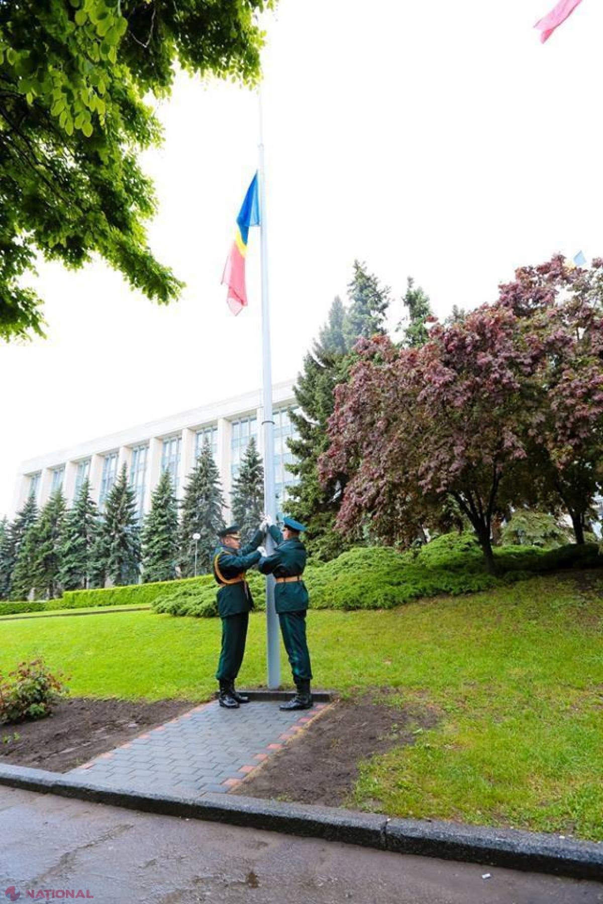 FOTO // Drapelul UE și tricolorul, arborate în fața Guvernului de Ziua Europei