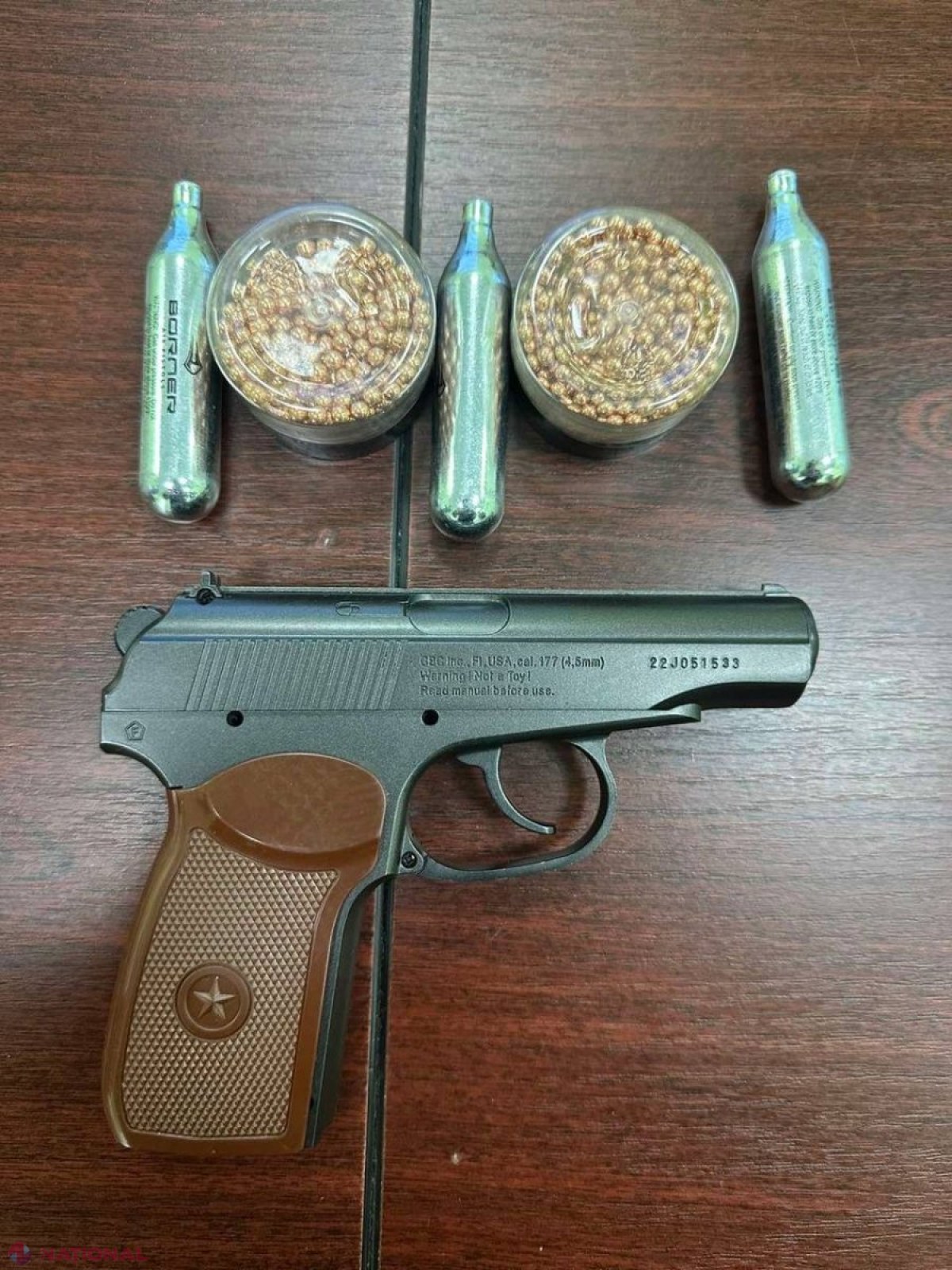 FOTO // Doi israelieni au încercat să introducă în R. Moldova trei ARME și mai multe recipiente cu bile metalice pentru acestea. Obiectele interzise au fost camuflate în folie de staniol