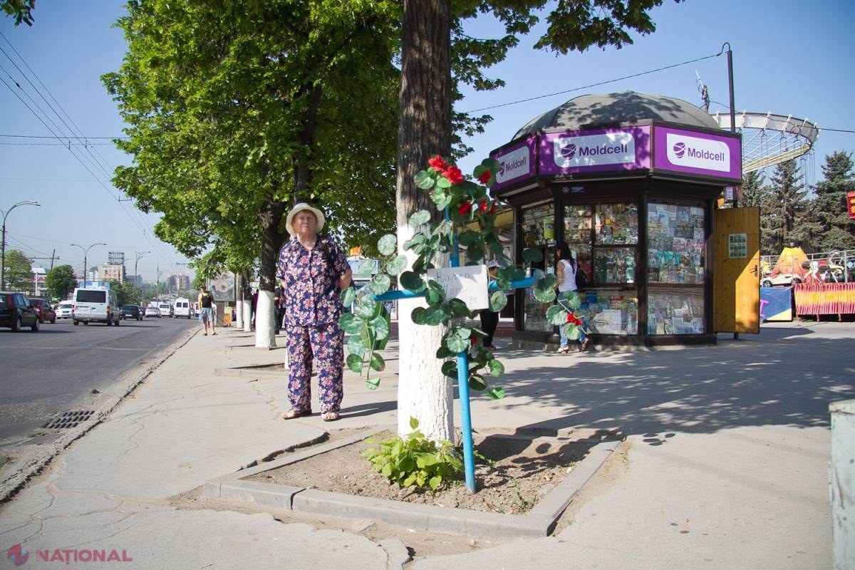 Pe străzile capitalei, ca în CIMITIR. Câte cruci sunt instalate pe marginea drumurilor din Chişinău