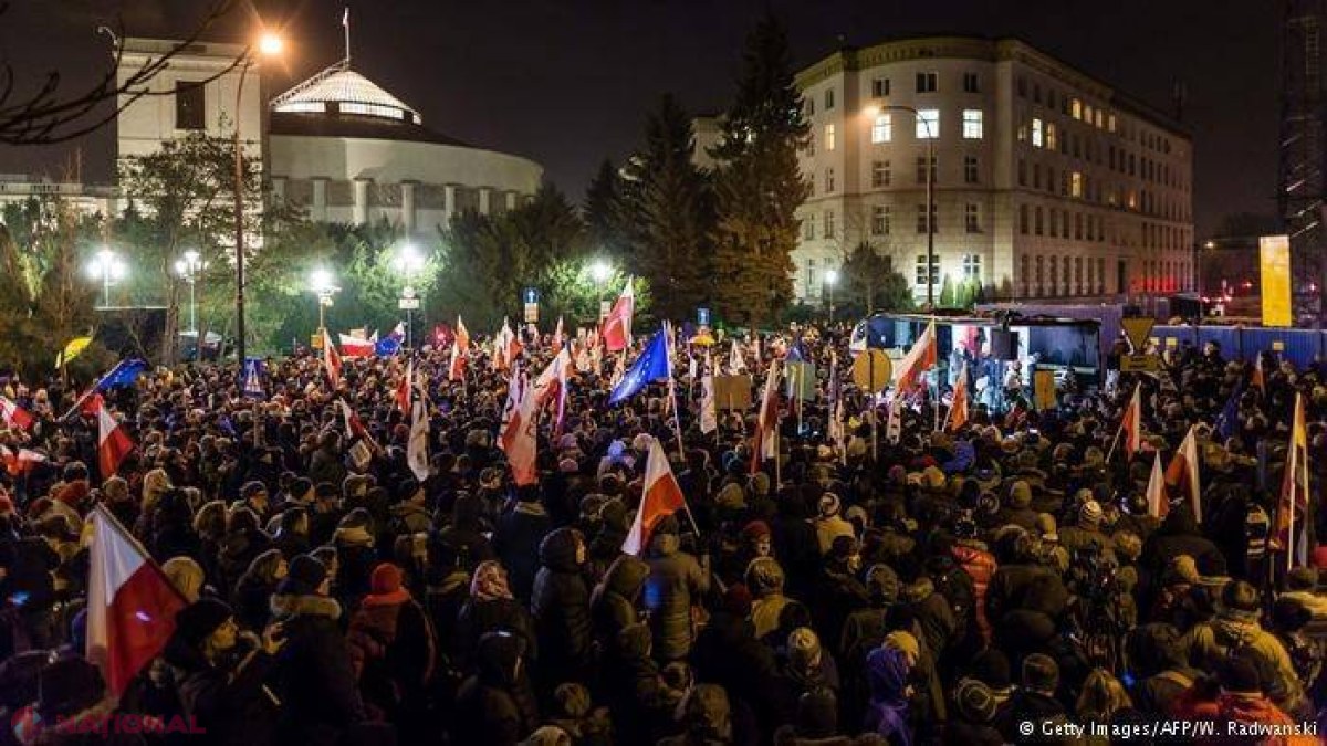 Ţara europeană aflată în cadrul unei CRIZE politice fără precedent: liderii politici au fost EVACUAŢI cu escortă, protejaţi de FURIA străzii