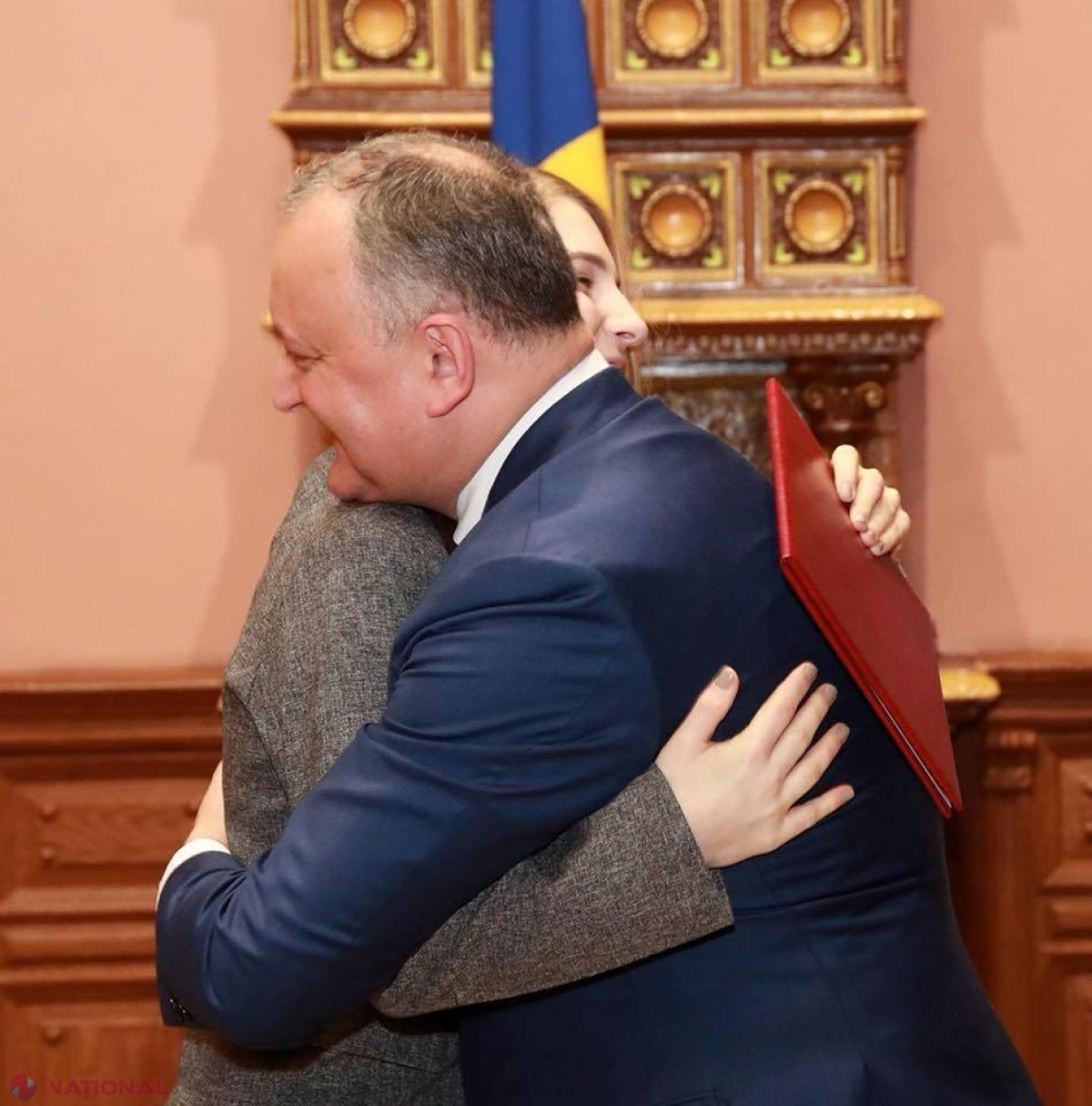 Câștigătoarea de la „Vocea României” este ASPRU CRITICATĂ de un DEPUTAT de la București pentru că a acceptat diploma oferită de Igor Dodon: „Rușine! Așteptam mai mult discernământ”