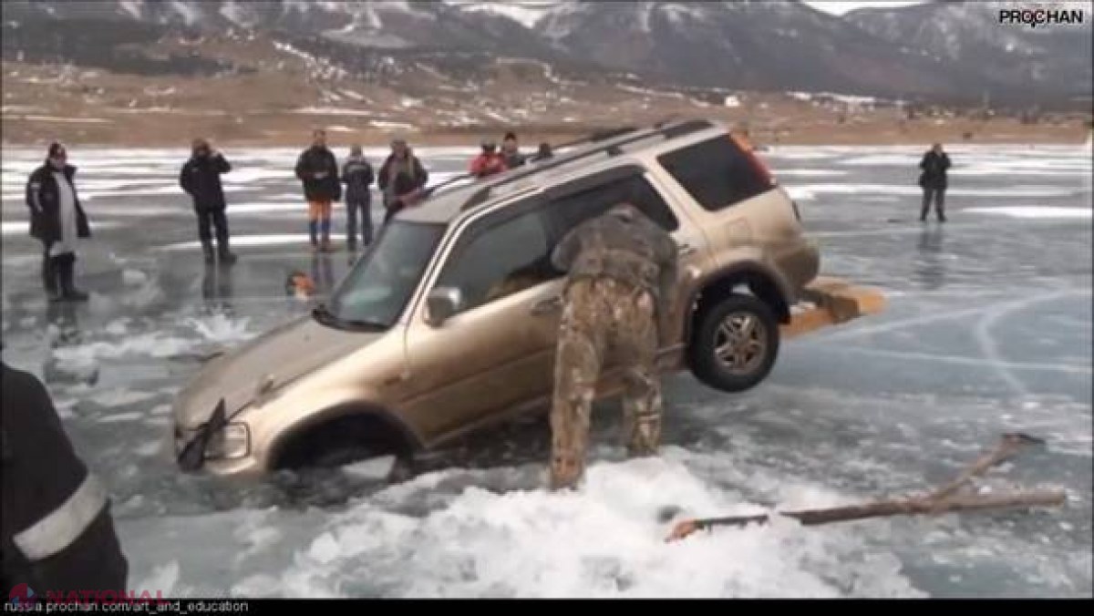 VIDEO // Cum scoţi o maşină dintr-un lac îngheţat, în stil rusesc