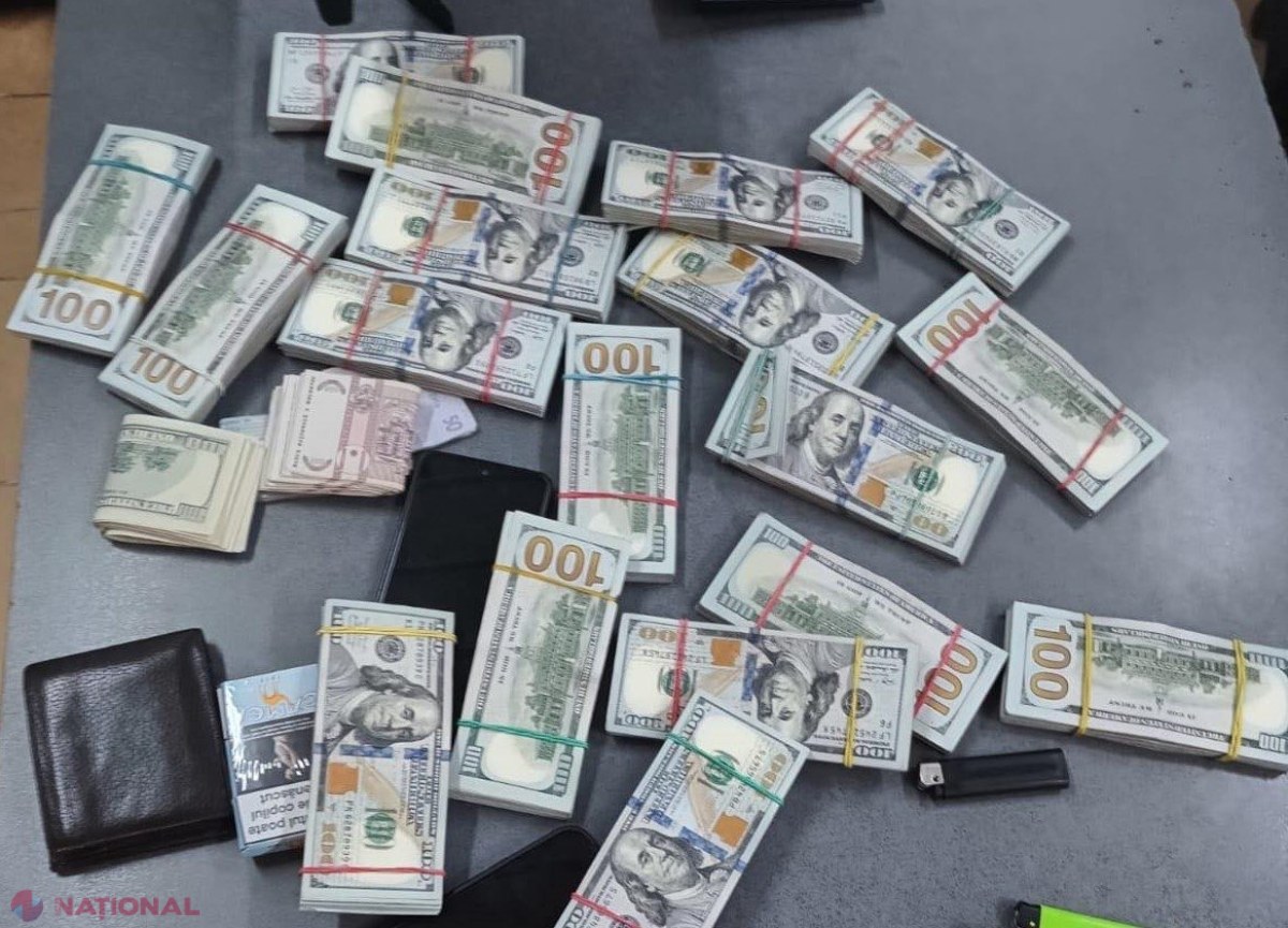 VIDEO // Trei tineri au fost prinși la VAMĂ cu buzunarele pline de DOLARI. Aceștia au încercat să introducă fraudulos în R. Moldova peste 180 000 de dolari