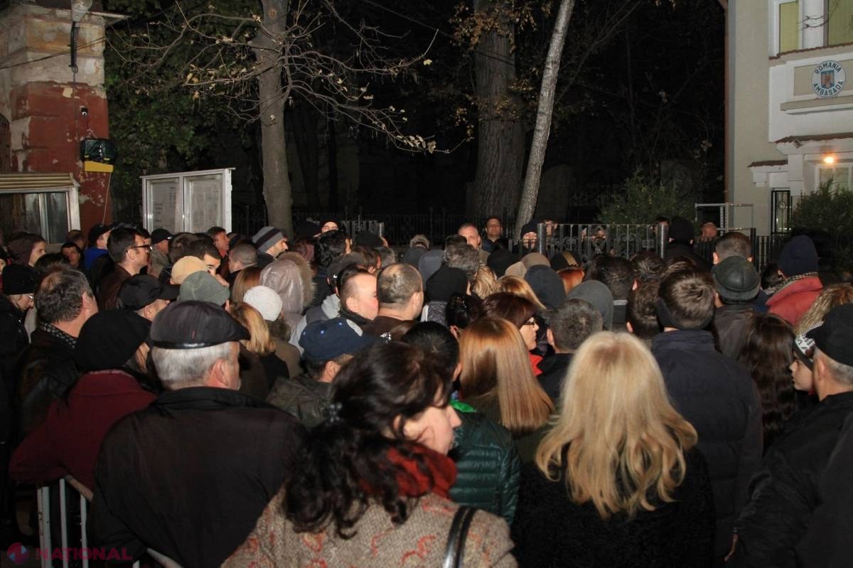 FOTO // Vezi câți OAMENI stăteau la secțiile de vot din Chișinău după ora 21.00