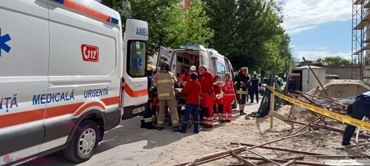 FOTO, VIDEO // Chișinău: Doi bărbați, PRĂBUȘIȚI în gol de la etajul 9 al unei clădiri în construcție și transportați în stare gravă la spital