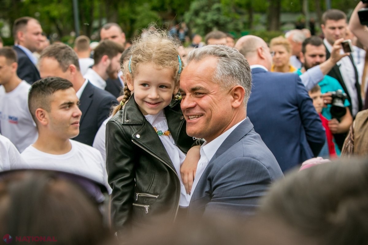 GALERIE FOTO // Plahotniuc a fost în centrul atenției în Scuarul Catedralei. A mâncat terci de hrișcă și a făcut o baie de mulțime. Ce mesaj a transmis de 9 MAI