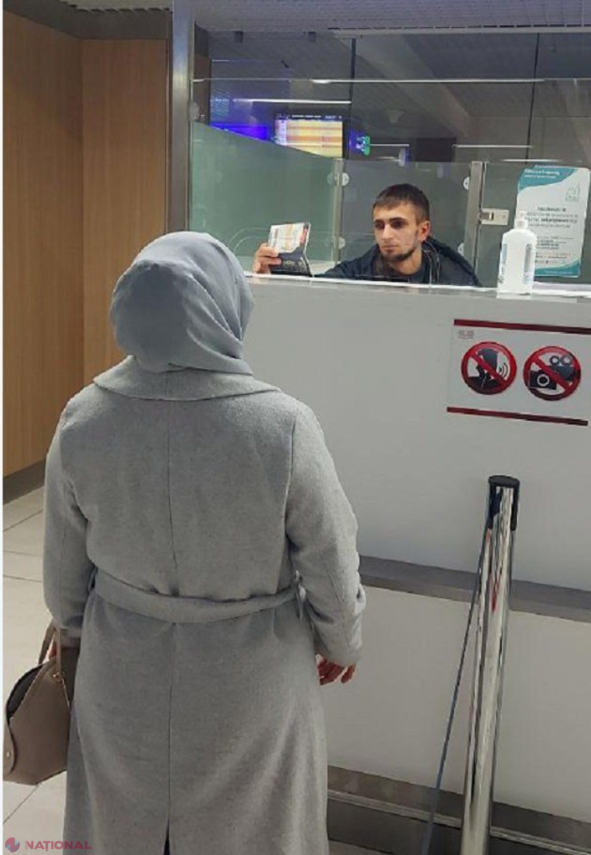 O femeie din Somalia intenționa să ajungă în Ucraina, via R. Moldova, cu un act falsificat: A fost întoarsă acasă de la Aeroport