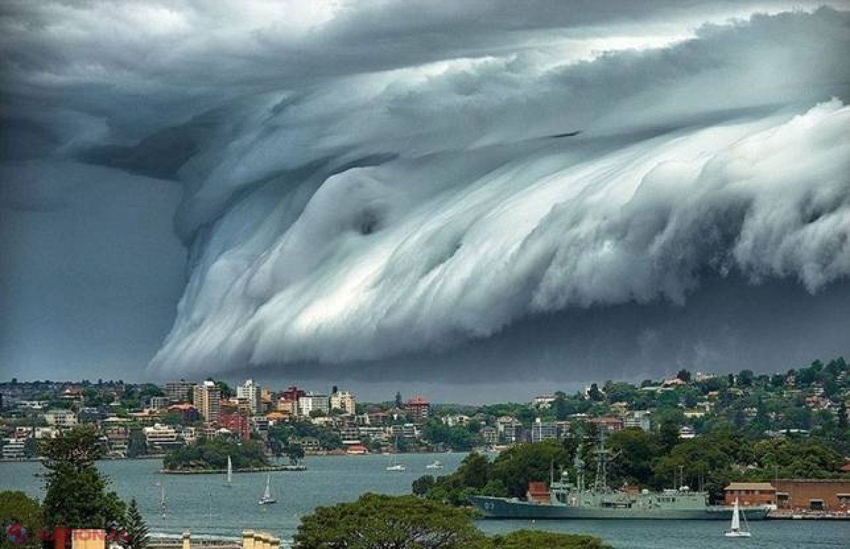 Imagini cutremurătoare! Un „nor-tsunami” a ACOPERIT un oraş întreg!