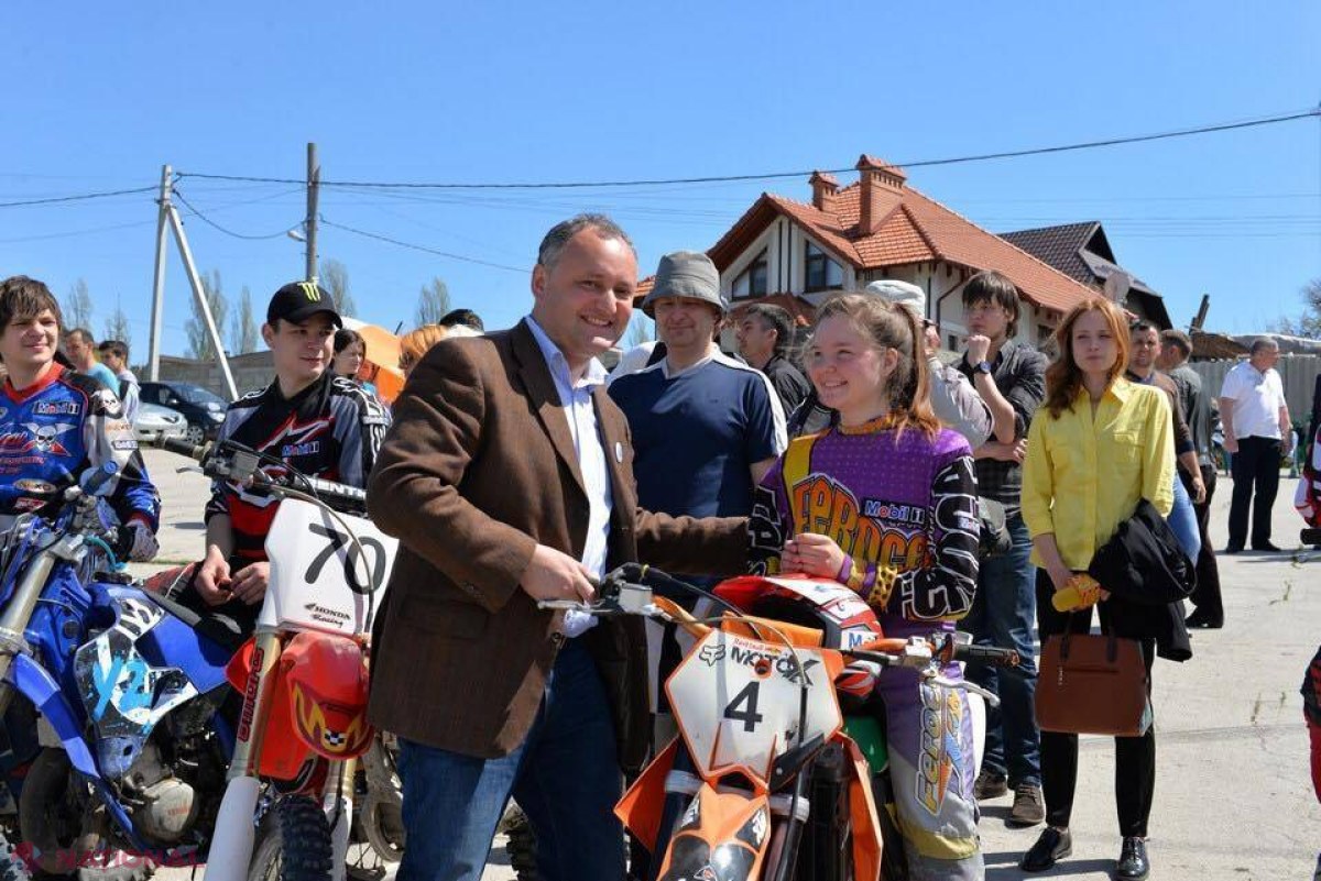 POZA ZILEI // Dodon, Iuri Gagarin şi steagul negru-oranj