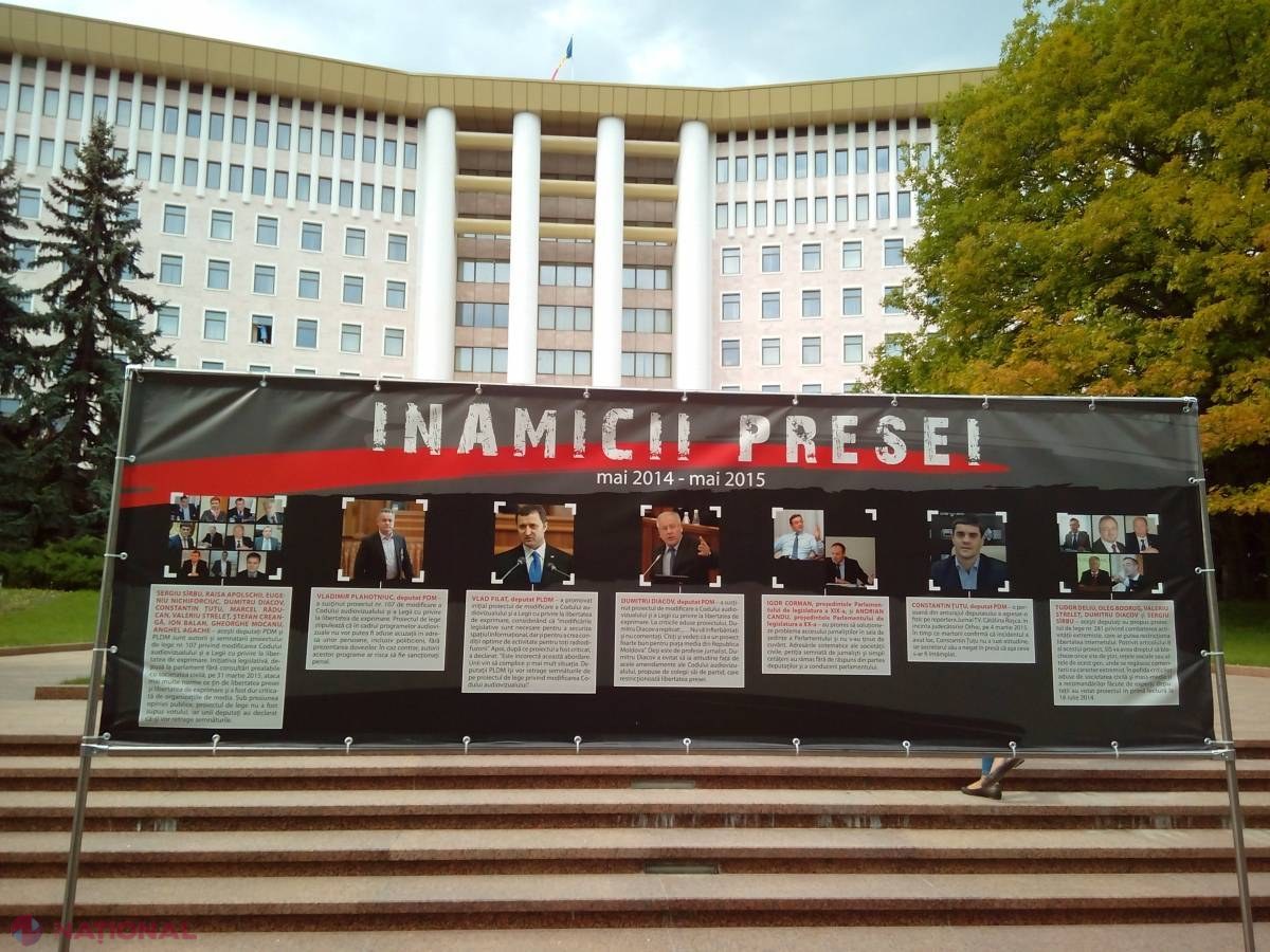 FOTO // „Inamicii presei”, pe un panou al RUȘINII în fața Parlamentului