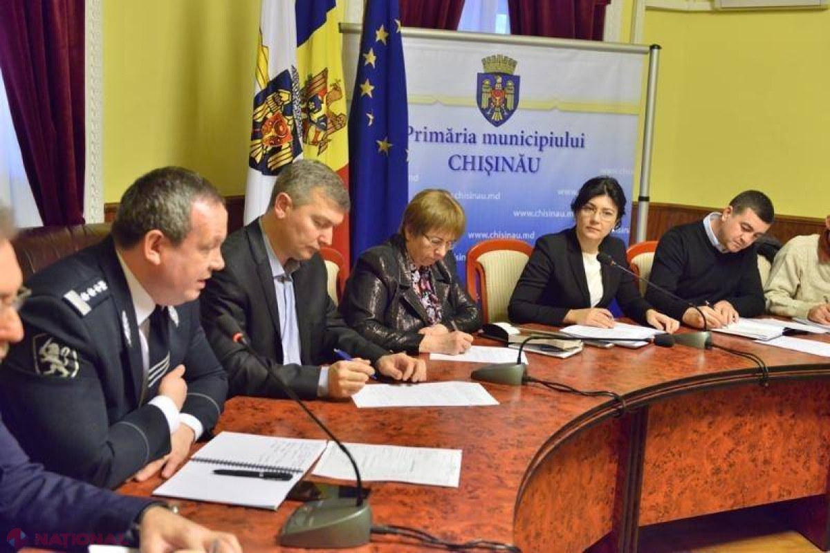 Cel puțin OPT străzi din Chișinău, ÎNCHISE din cauza ninsorii