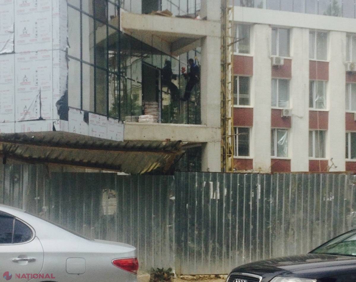 FOTO // Cum se ÎNCALCĂ LEGEA în fața Curții de Apel Chișinău