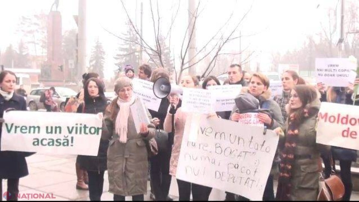 Mămicile cu burtici și cele cu bebeluși au ieșit la PROTEST
